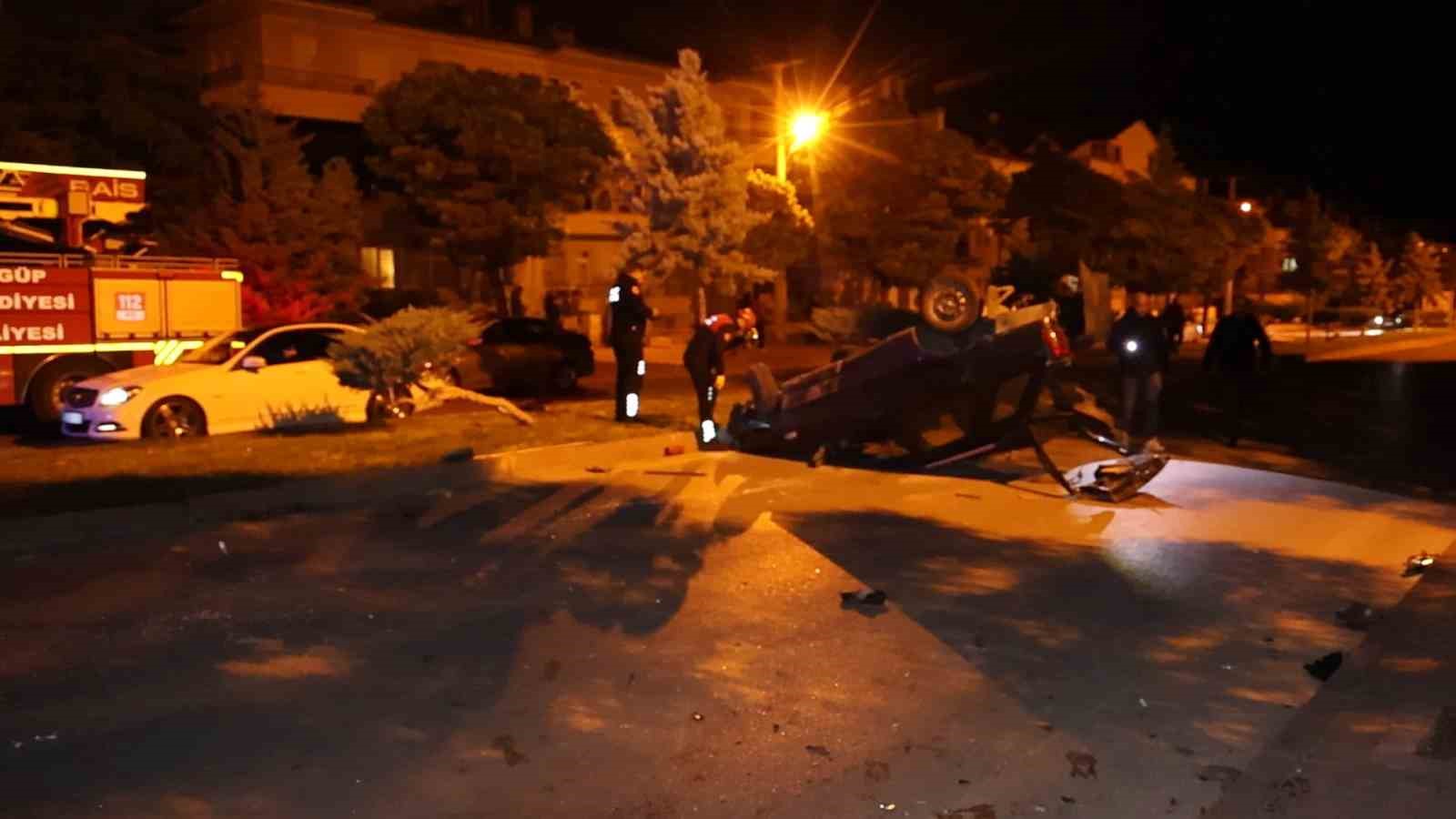 Nevşehir’de yarış yaptıkları iddia edilen iki otomobil kavşakta kazaya karıştı: 6 yaralı