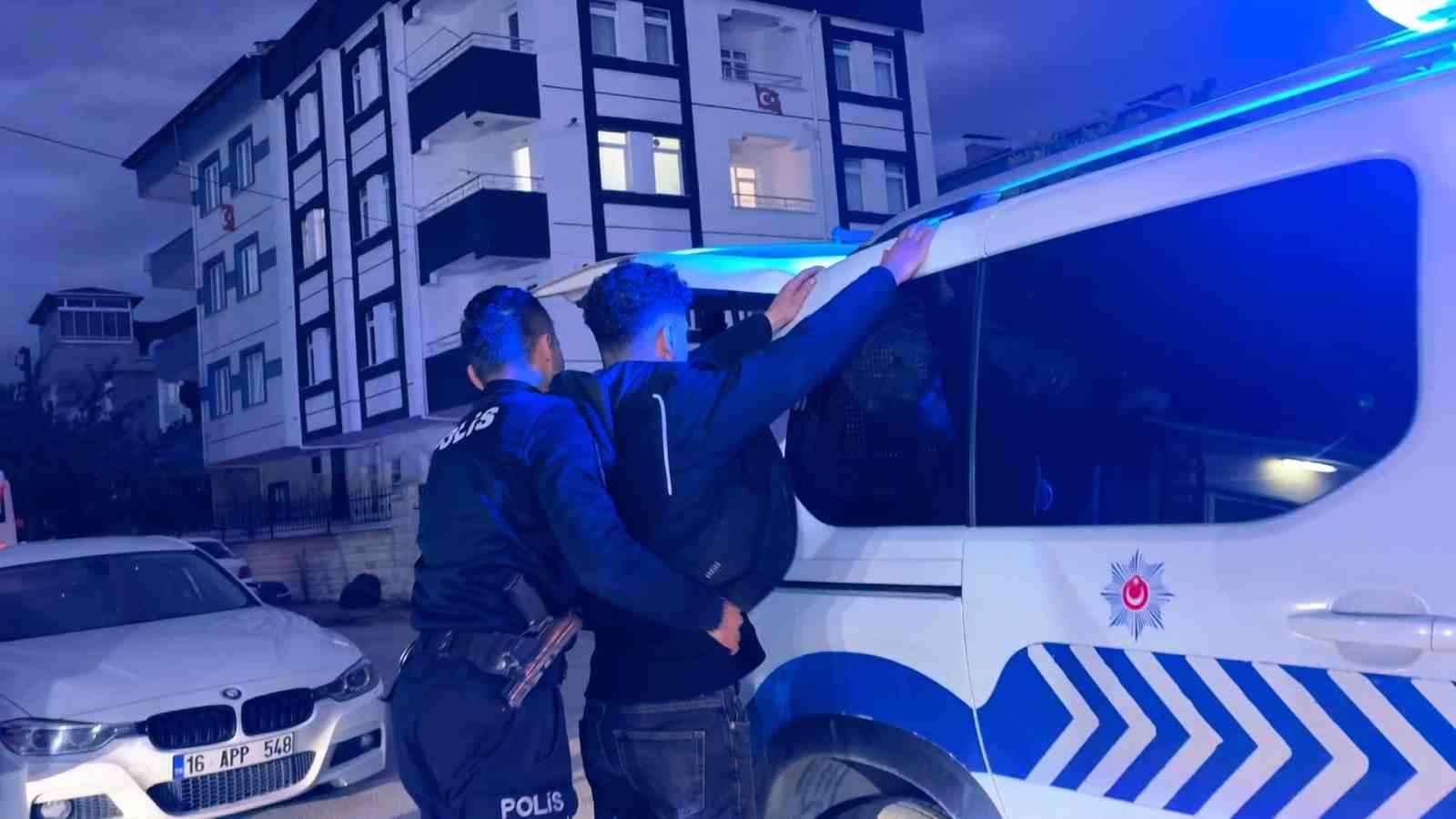 Ehliyet sınavında düzenekle yakalandı, gözaltına alındı