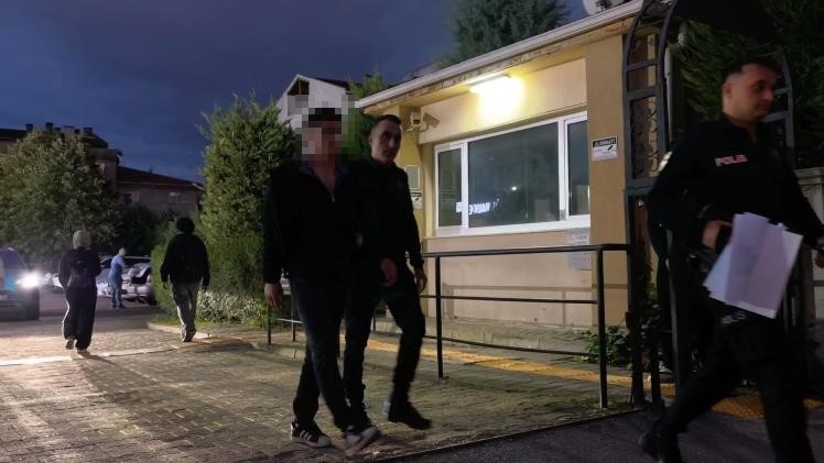 Ehliyet sınavında düzenekle yakalandı, gözaltına alındı