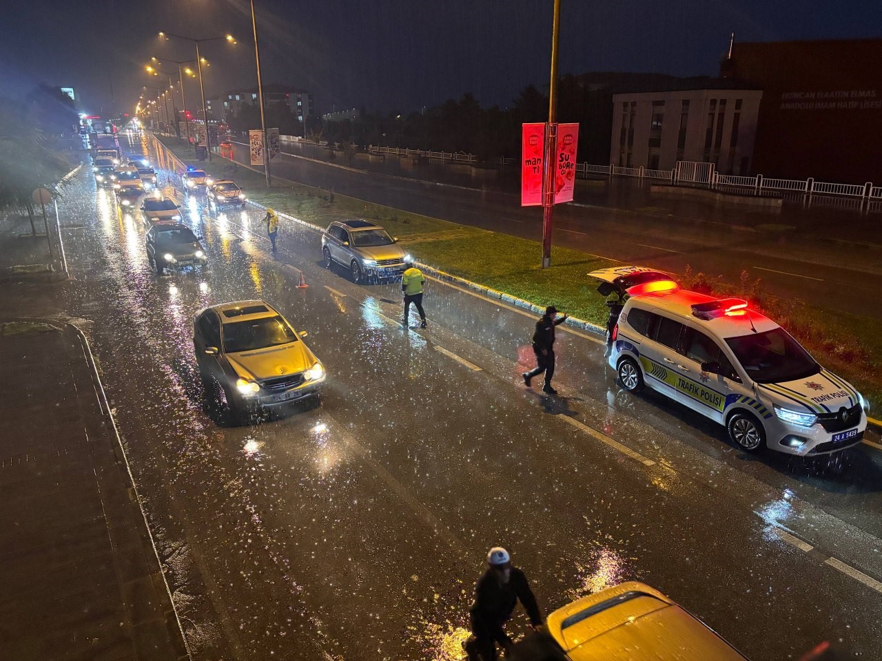 Erzincan’da sağanak yağış kazayı beraberinde getirdi: 5 araç çarpıştı