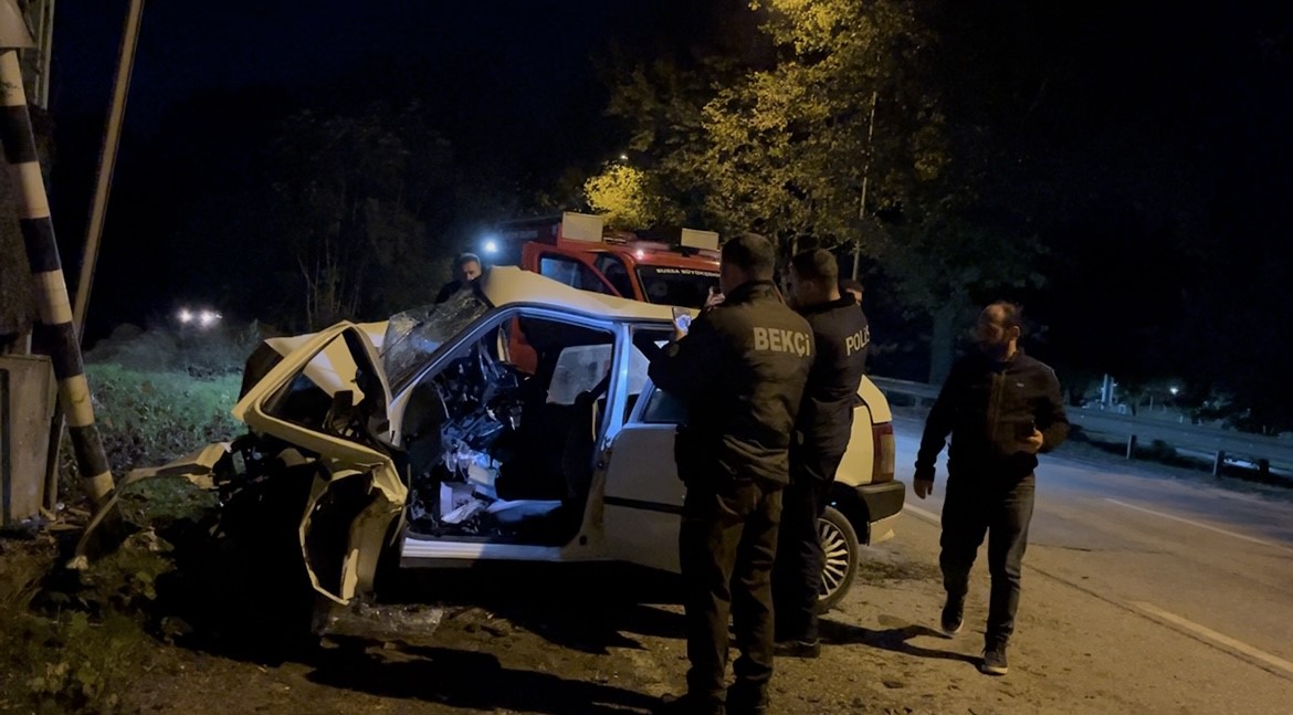 Kontrolden çıkan araç duvara çarptı… Sıkıştığı araçtan böyle kurtarıldı