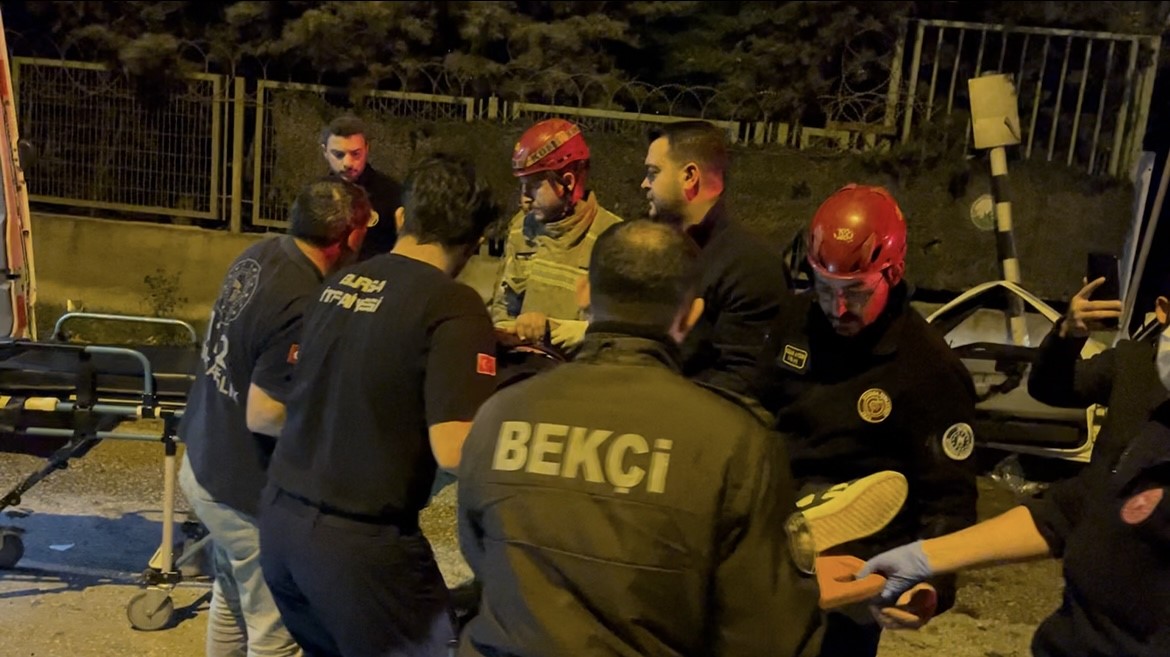 Kontrolden çıkan araç duvara çarptı… Sıkıştığı araçtan böyle kurtarıldı