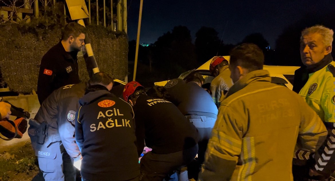 Kontrolden çıkan araç duvara çarptı… Sıkıştığı araçtan böyle kurtarıldı