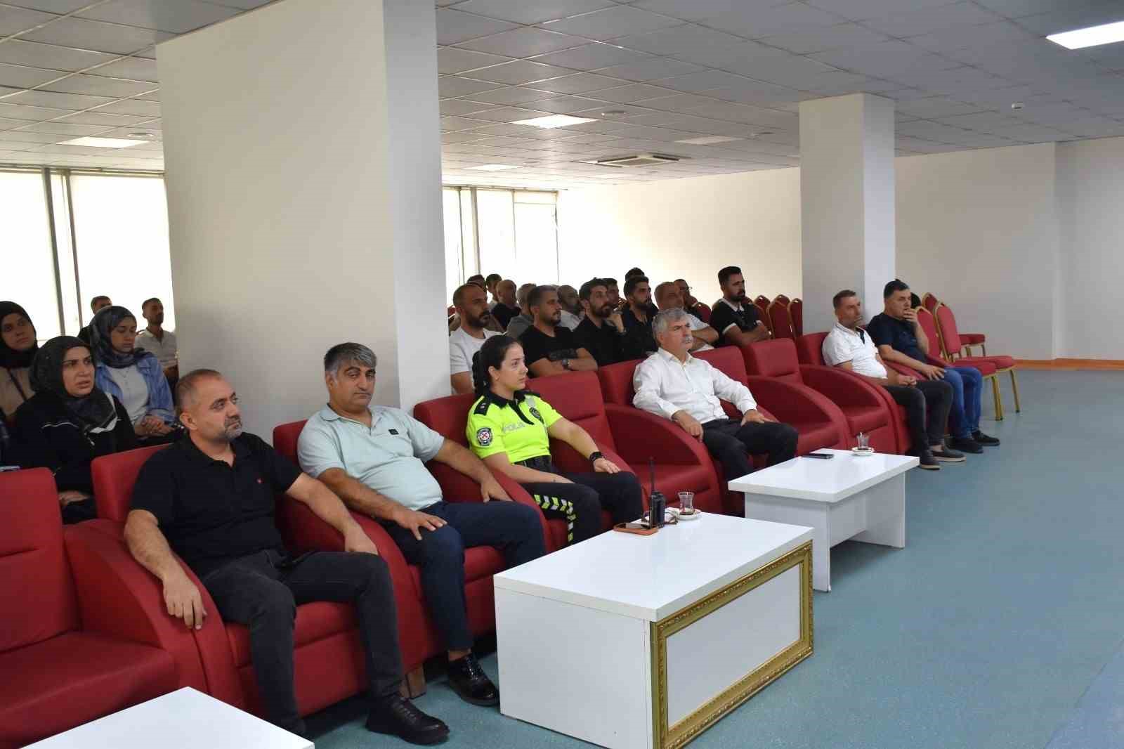 Batman’da öğrenci servis şoförleri ve rehber personele trafik eğitimi verildi