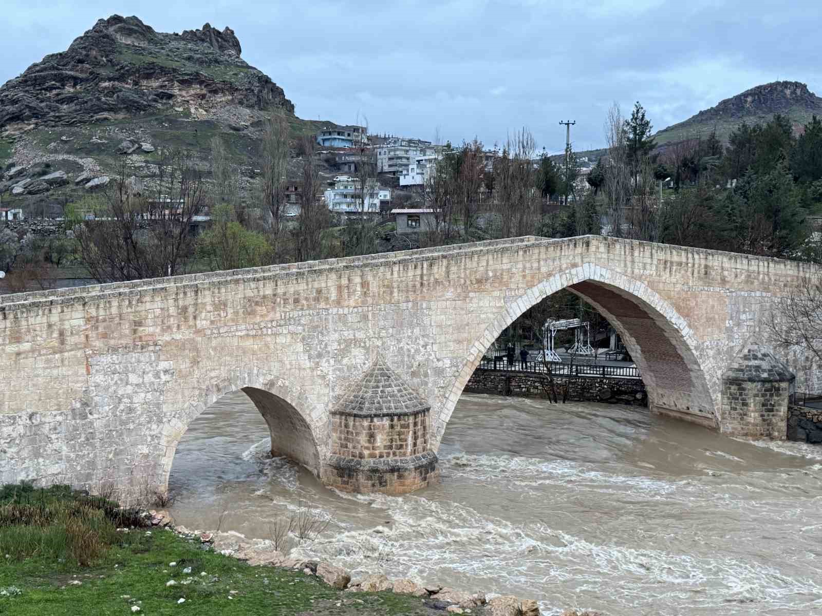 Tarihi Haburman Köprüsü civarına dökülen çöpler tepkiye neden oldu