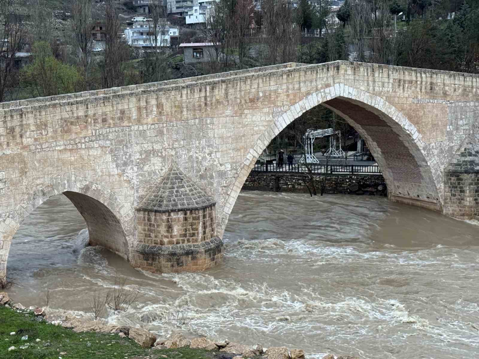 Tarihi Haburman Köprüsü civarına dökülen çöpler tepkiye neden oldu