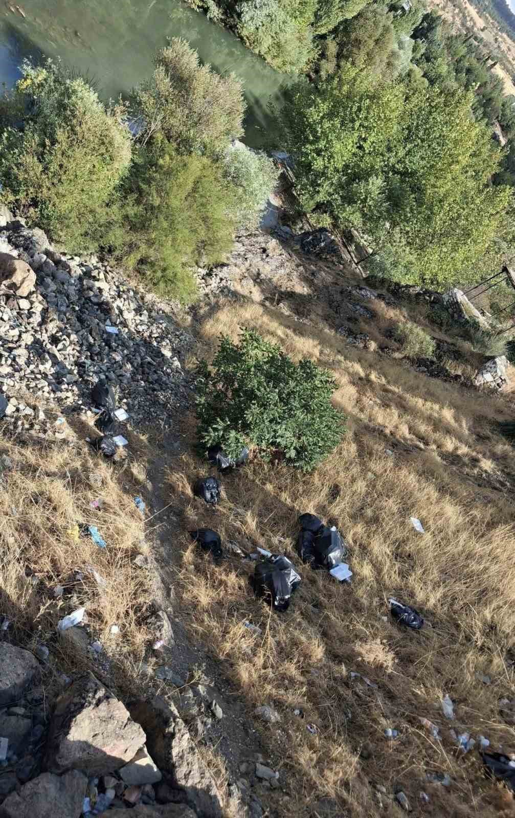Tarihi Haburman Köprüsü civarına dökülen çöpler tepkiye neden oldu