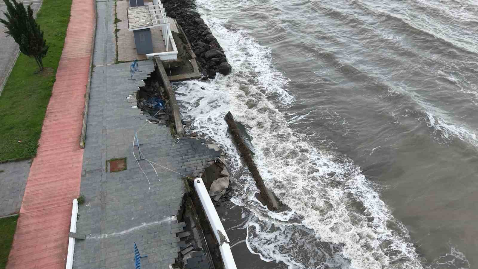 Karadeniz sahili adım adım yutuyor: Yapıların temelleri açığa çıktı
