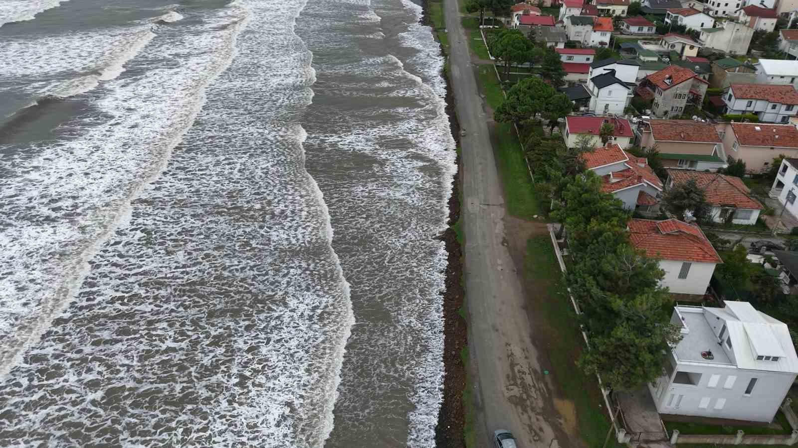 Karadeniz sahili adım adım yutuyor: Yapıların temelleri açığa çıktı