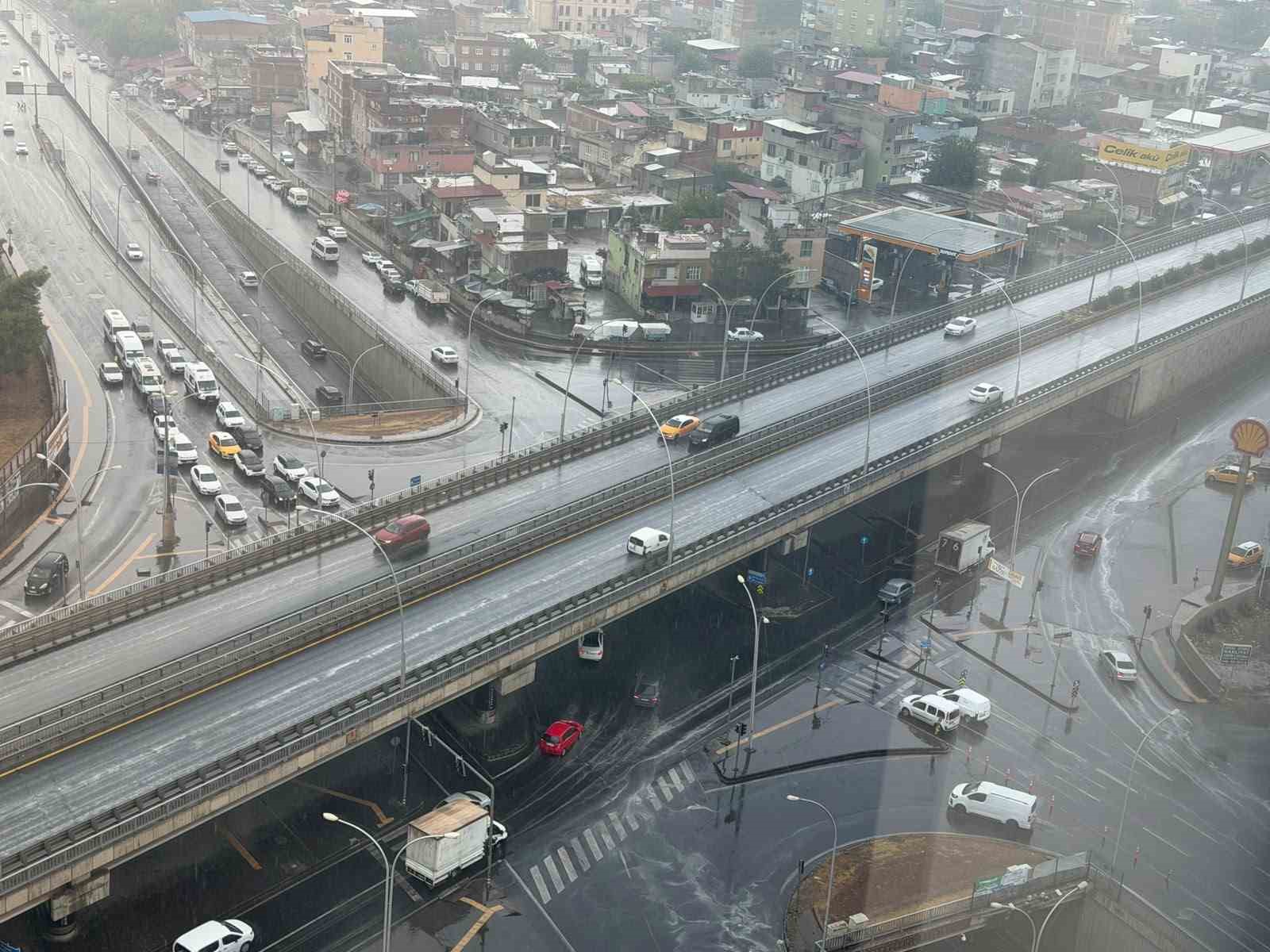 Diyarbakır’da sağanak etkisini sürdürüyor