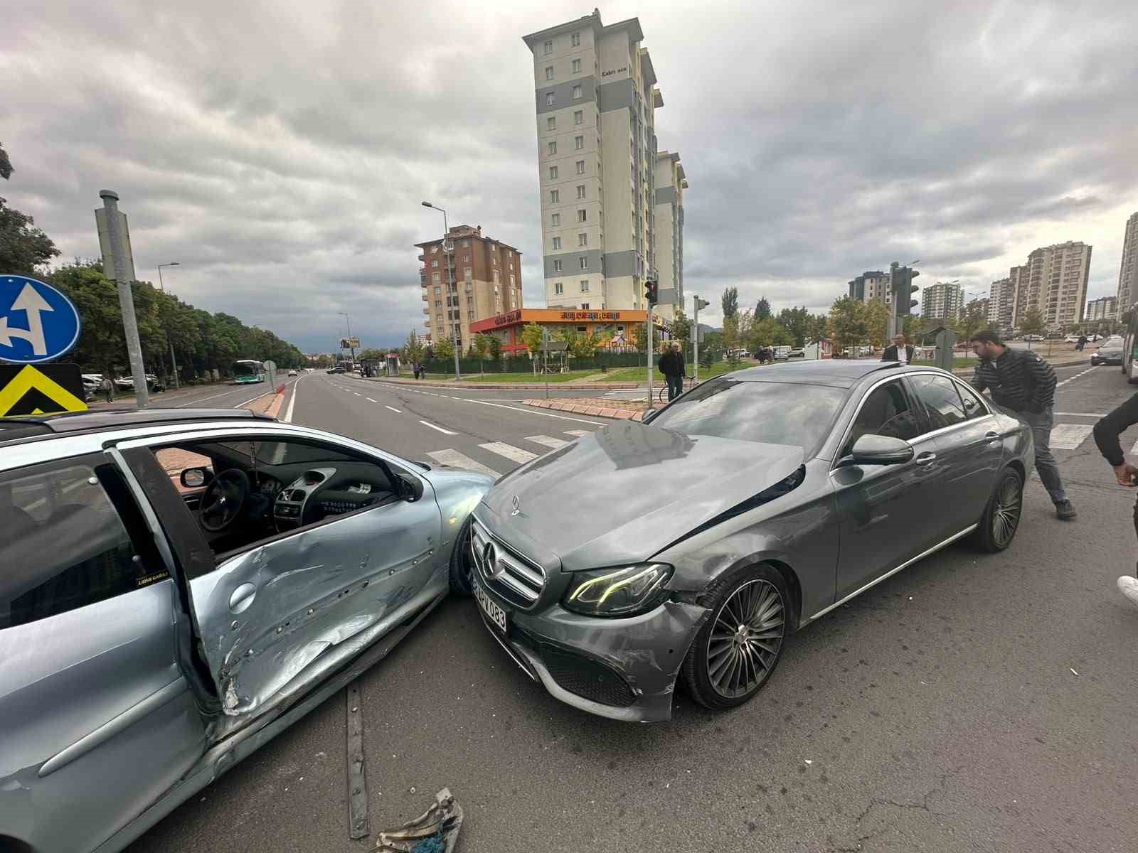 Görünen kaza kamerada