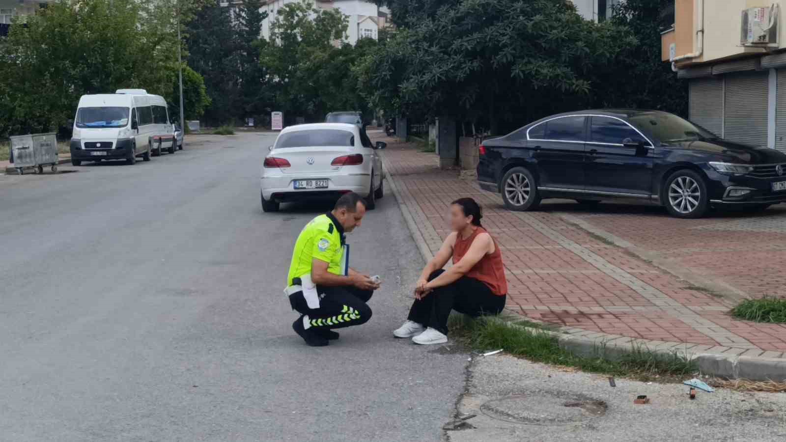 Motosikletle çarpışan otomobilin sürücüsü şoka girdi, gözyaşlarına boğuldu
