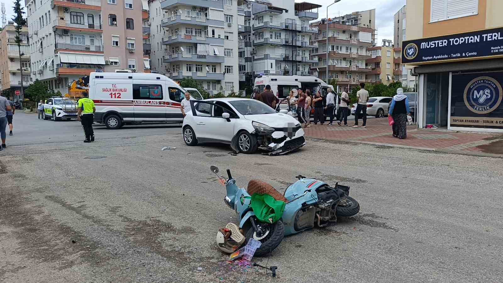 Motosikletle çarpışan otomobilin sürücüsü şoka girdi, gözyaşlarına boğuldu