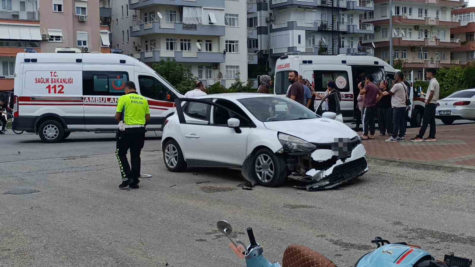 Motosikletle çarpışan otomobilin sürücüsü şoka girdi, gözyaşlarına boğuldu
