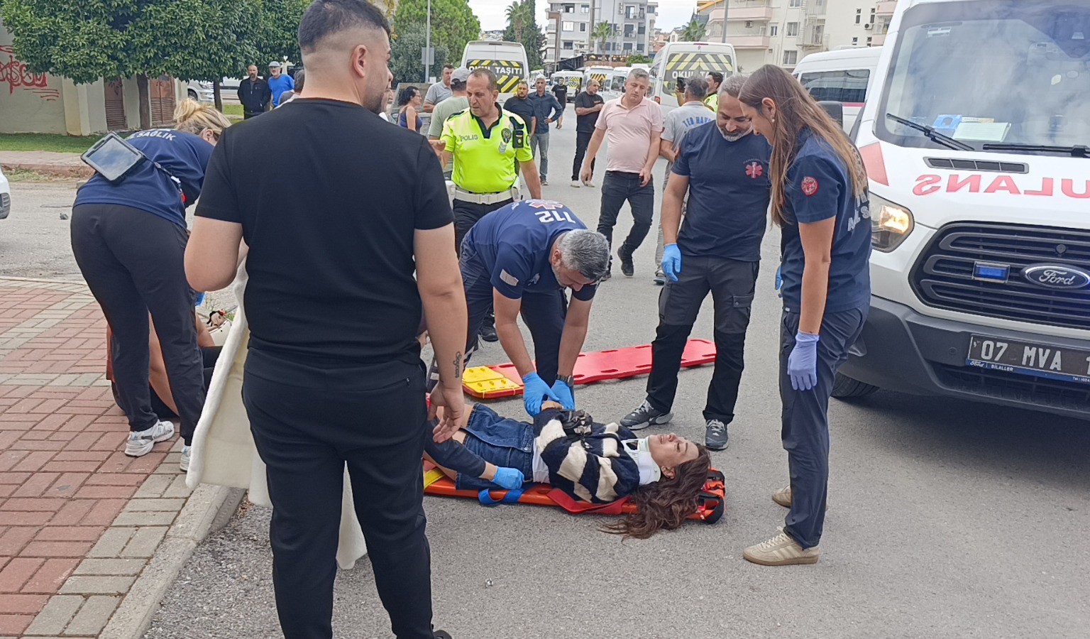 Motosikletle çarpışan otomobilin sürücüsü şoka girdi, gözyaşlarına boğuldu
