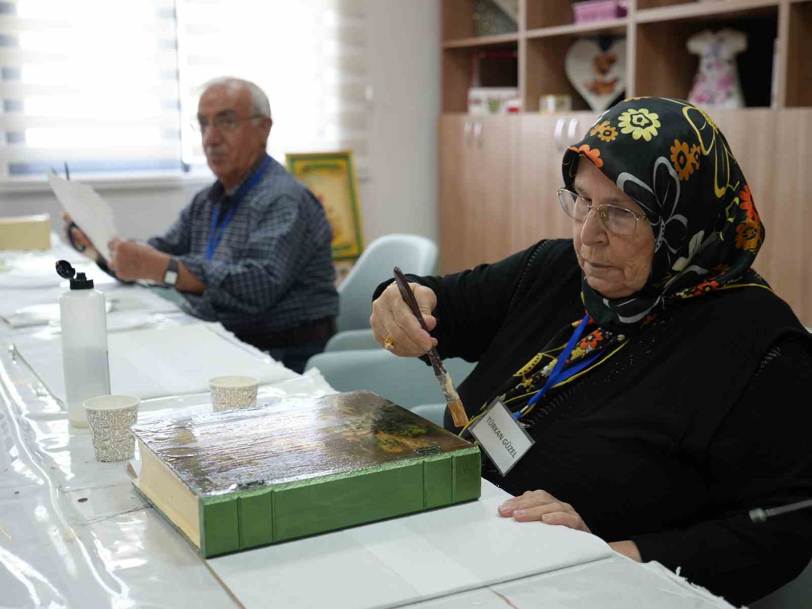 Alzaymır hastaları el sanatlarıyla hayata tutunuyor