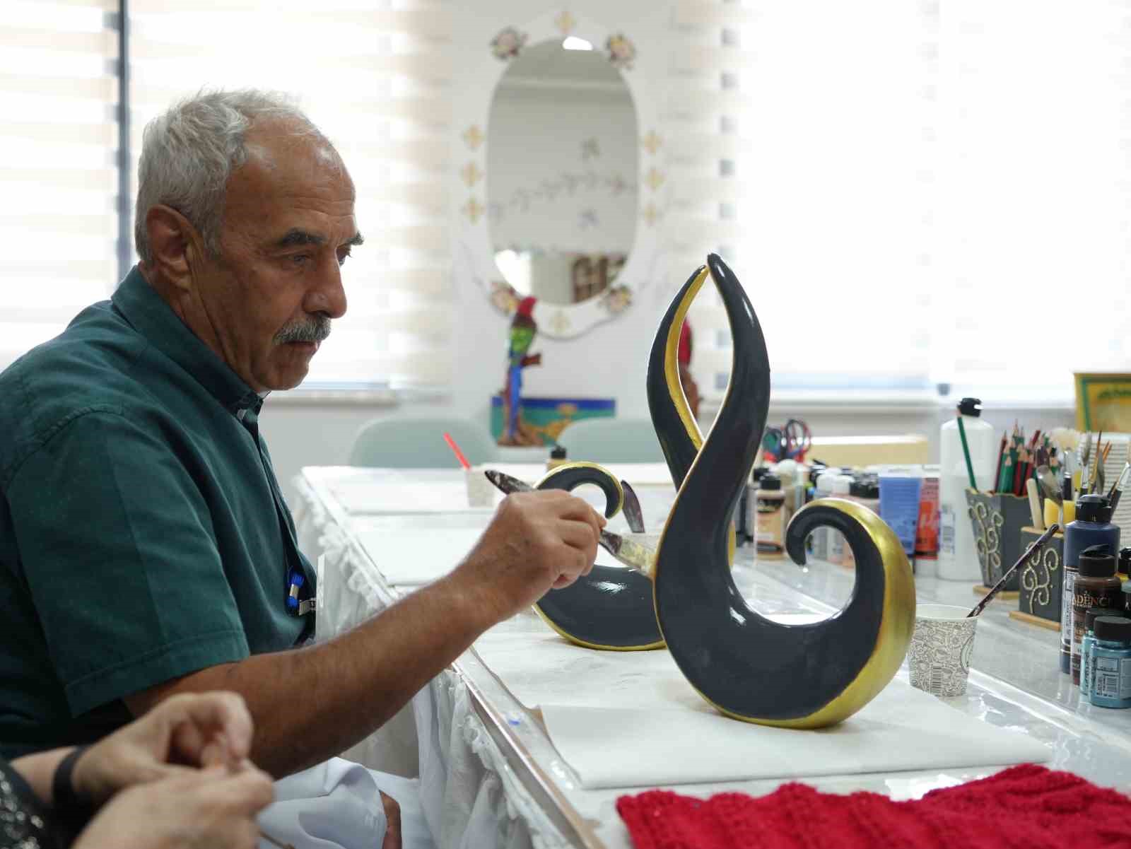 Alzaymır hastaları el sanatlarıyla hayata tutunuyor