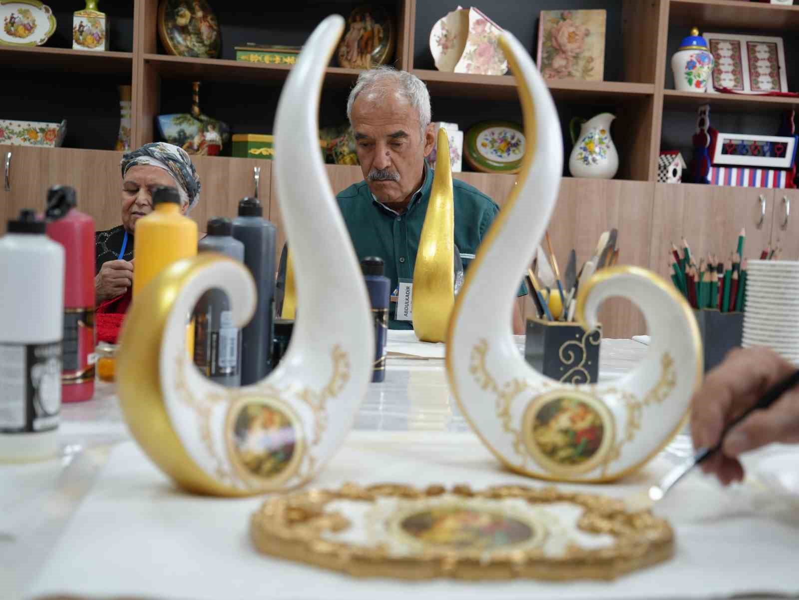 Alzaymır hastaları el sanatlarıyla hayata tutunuyor
