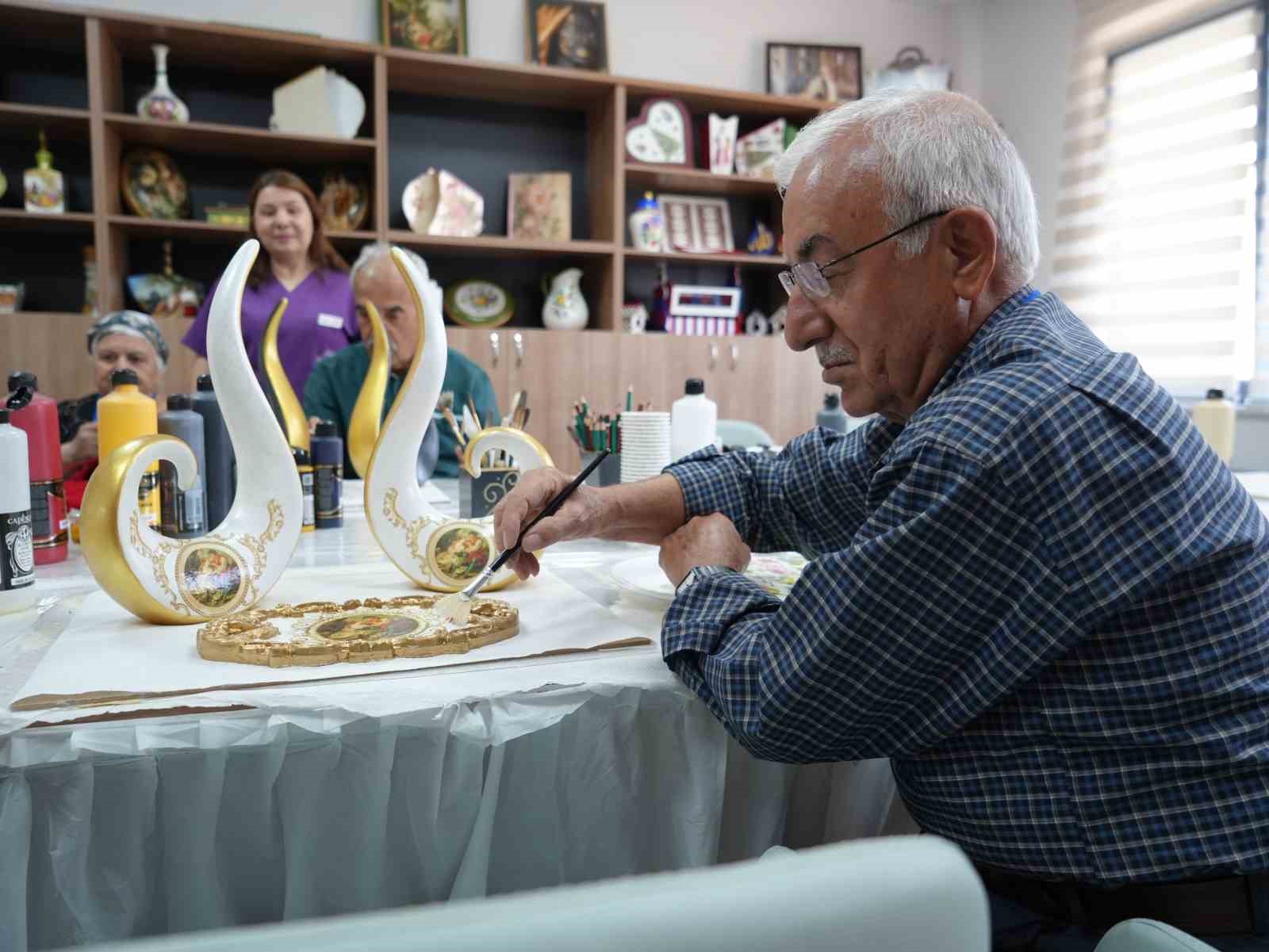 Alzaymır hastaları el sanatlarıyla hayata tutunuyor