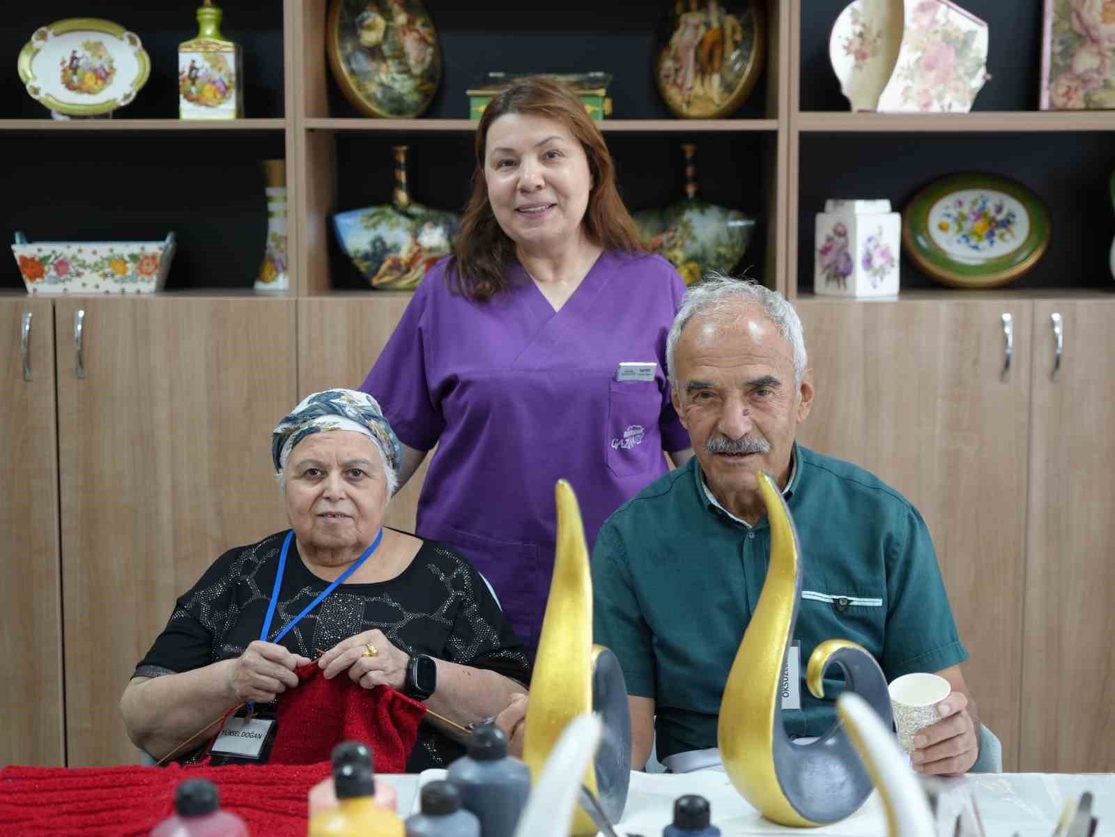 Alzaymır hastaları el sanatlarıyla hayata tutunuyor