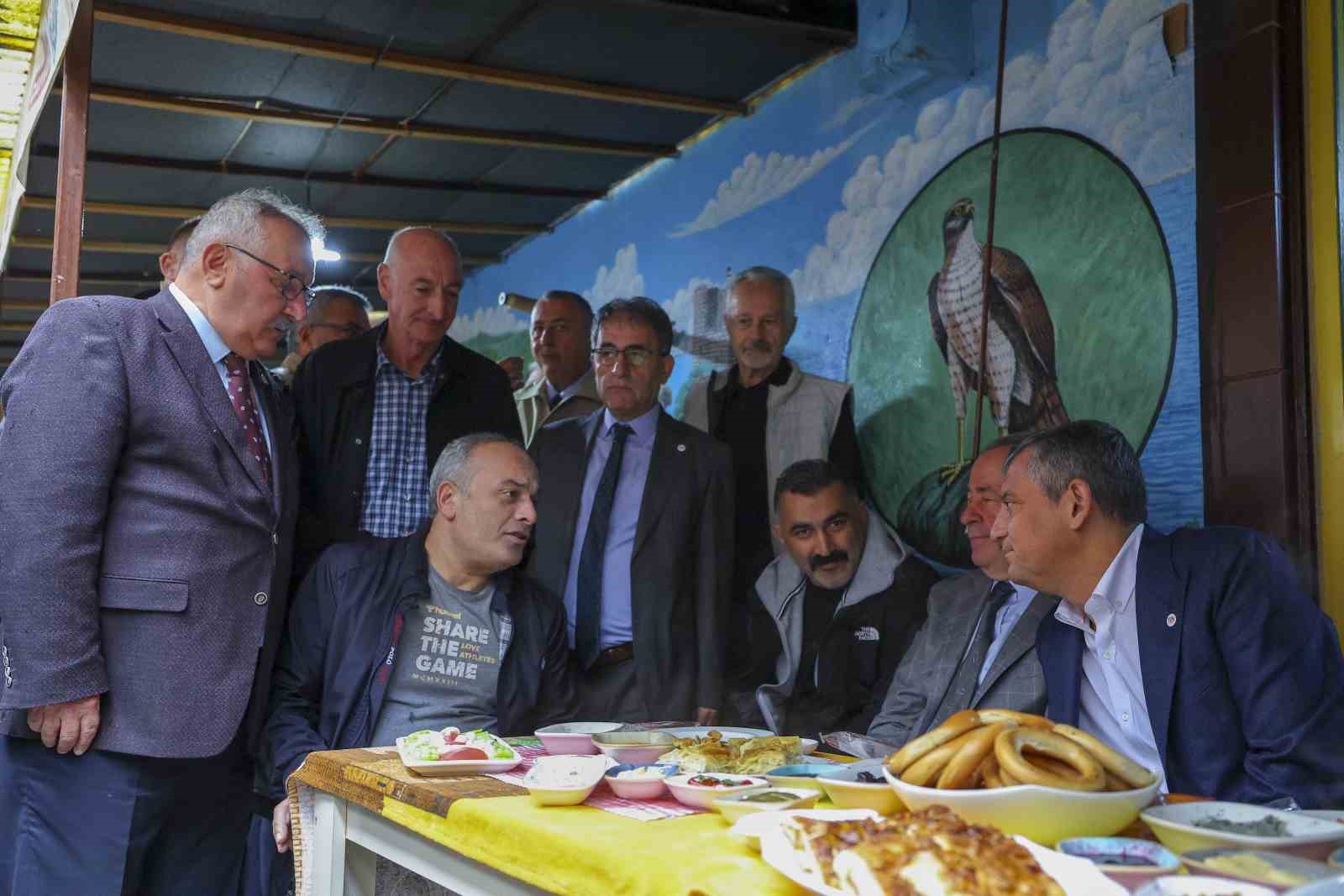 Özgür Özel, sel ve heyelan bölgesinde esnafı ziyaret etti