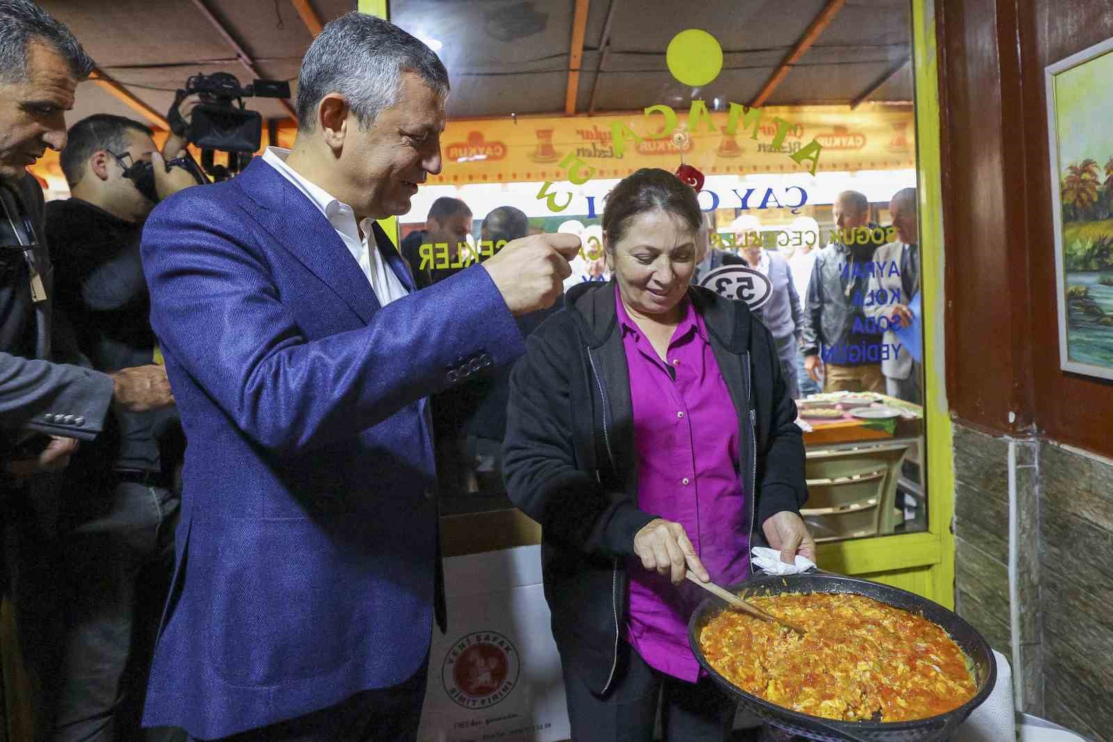 Özgür Özel, sel ve heyelan bölgesinde esnafı ziyaret etti