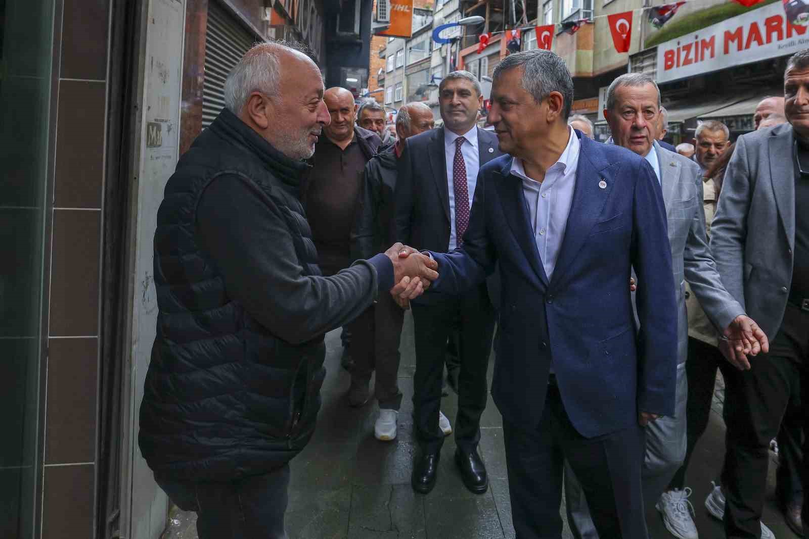 Özgür Özel, sel ve heyelan bölgesinde esnafı ziyaret etti