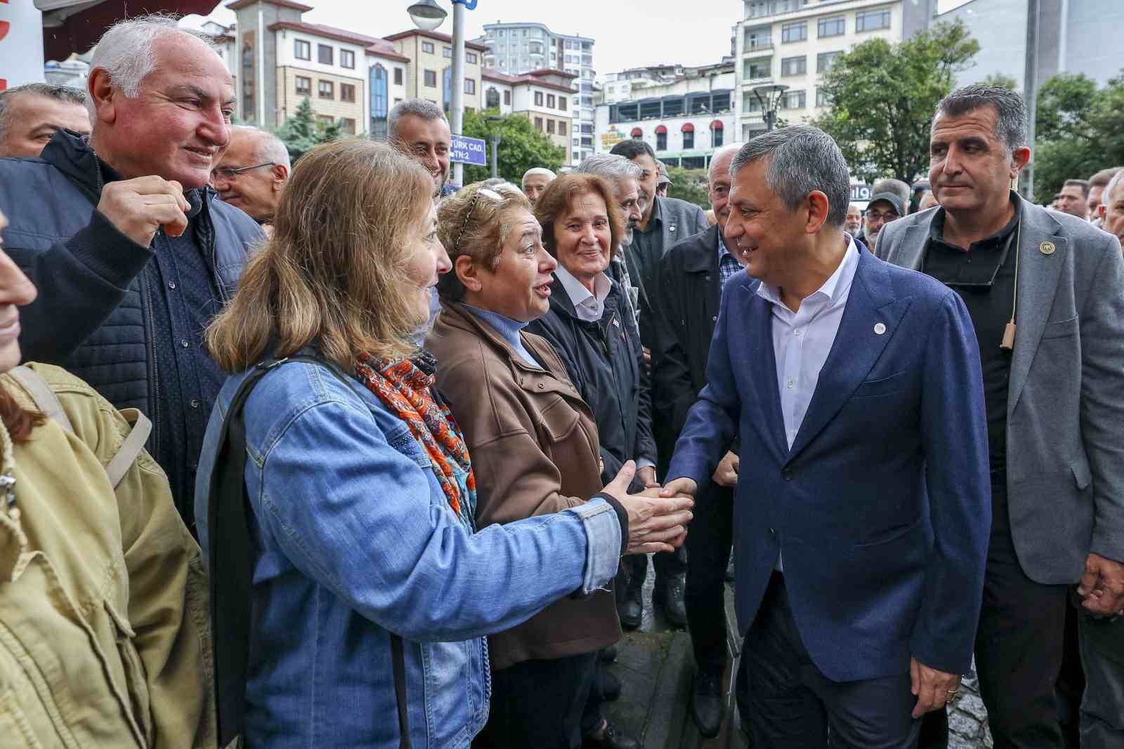 Özgür Özel, sel ve heyelan bölgesinde esnafı ziyaret etti