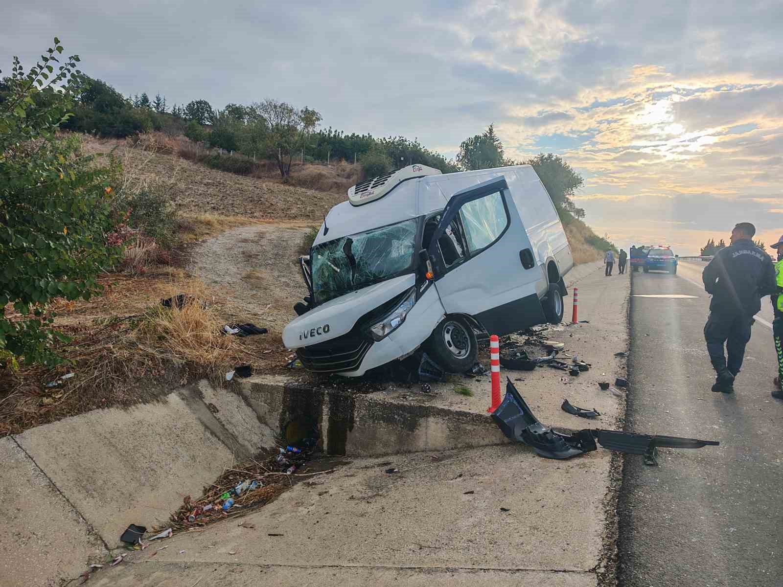 Malkara-Keşan yolunda kamyonet menfeze çarptı: 2 yaralı