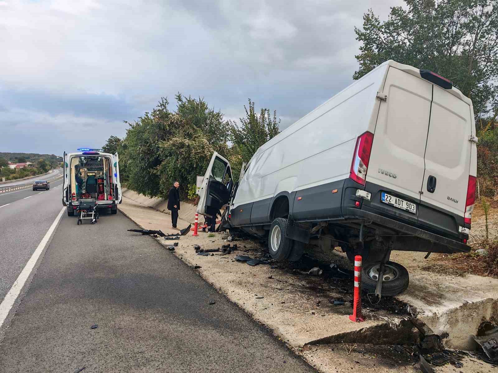 Malkara-Keşan yolunda kamyonet menfeze çarptı: 2 yaralı