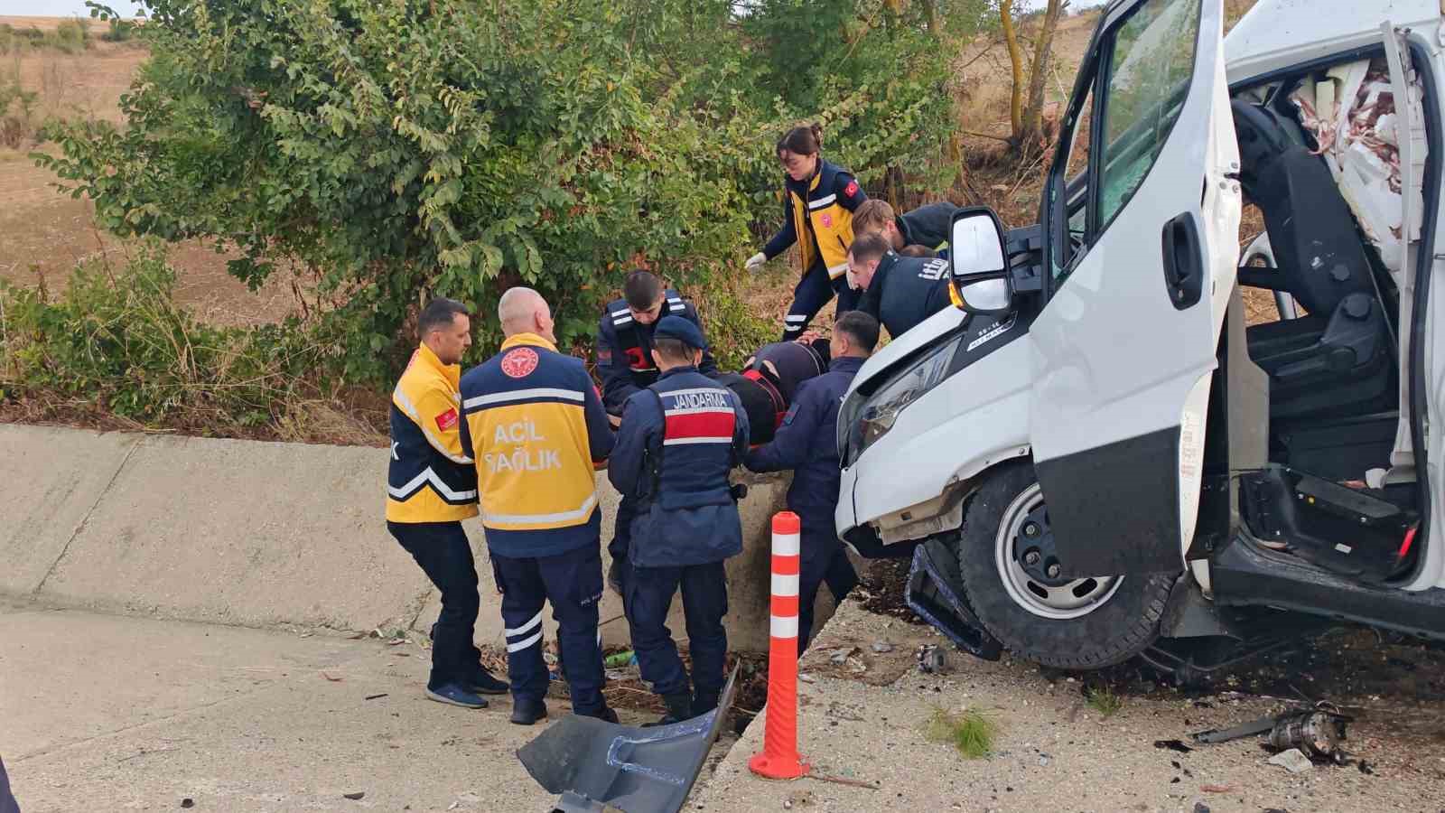 Malkara-Keşan yolunda kamyonet menfeze çarptı: 2 yaralı