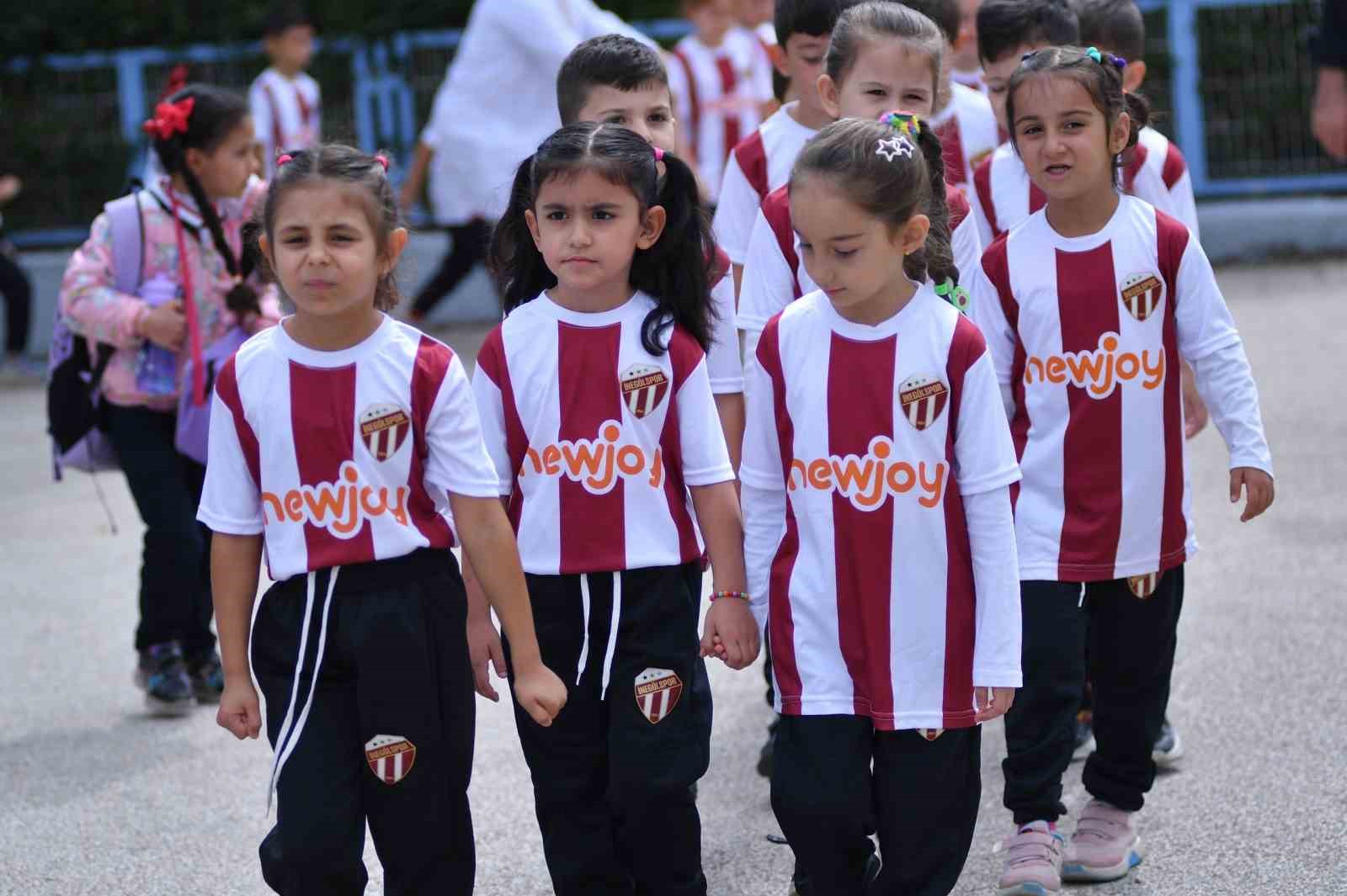 Yeniceköy’de 750 öğrenci İnegölspor formasına kavuştu