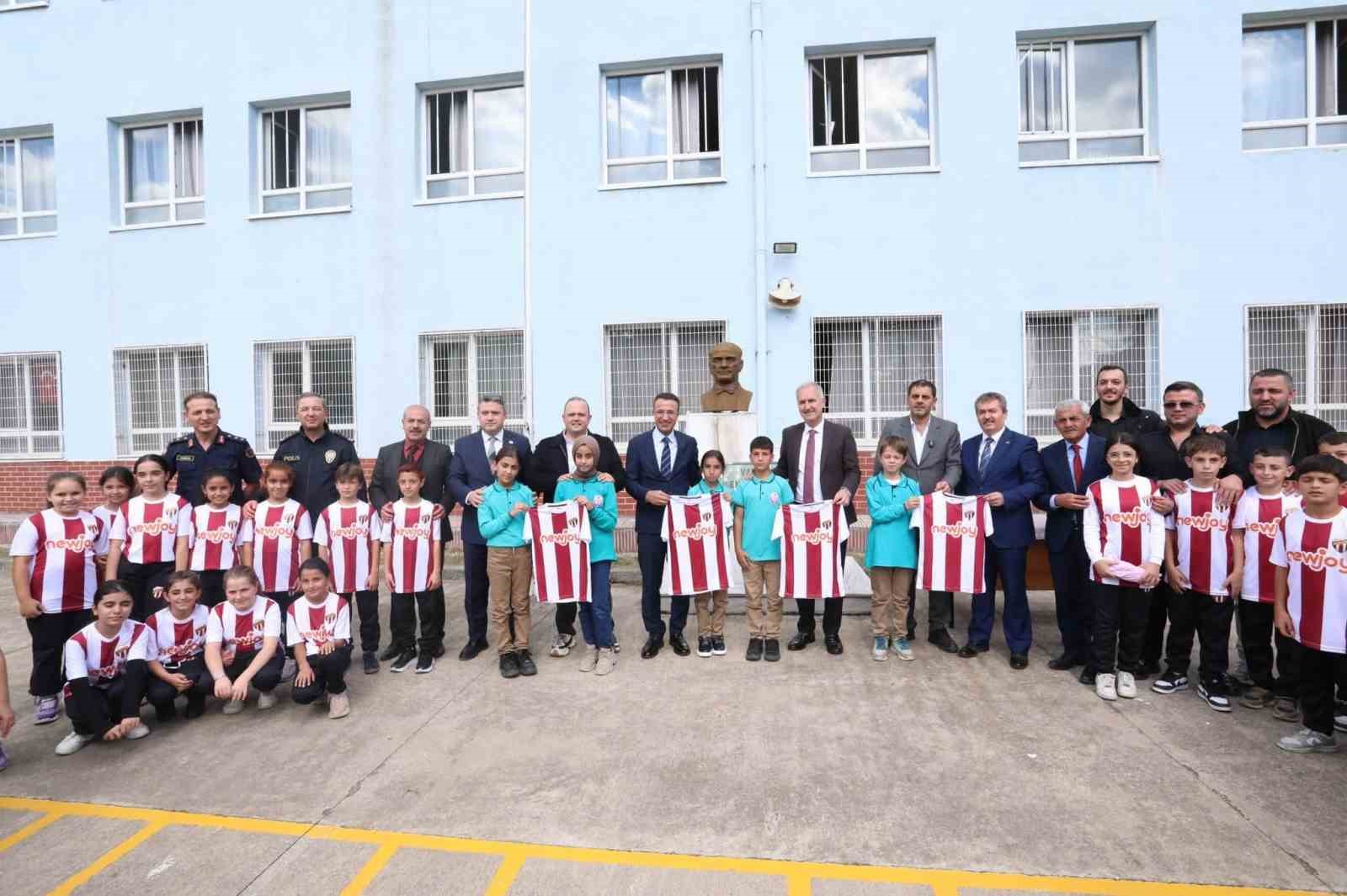Yeniceköy’de 750 öğrenci İnegölspor formasına kavuştu