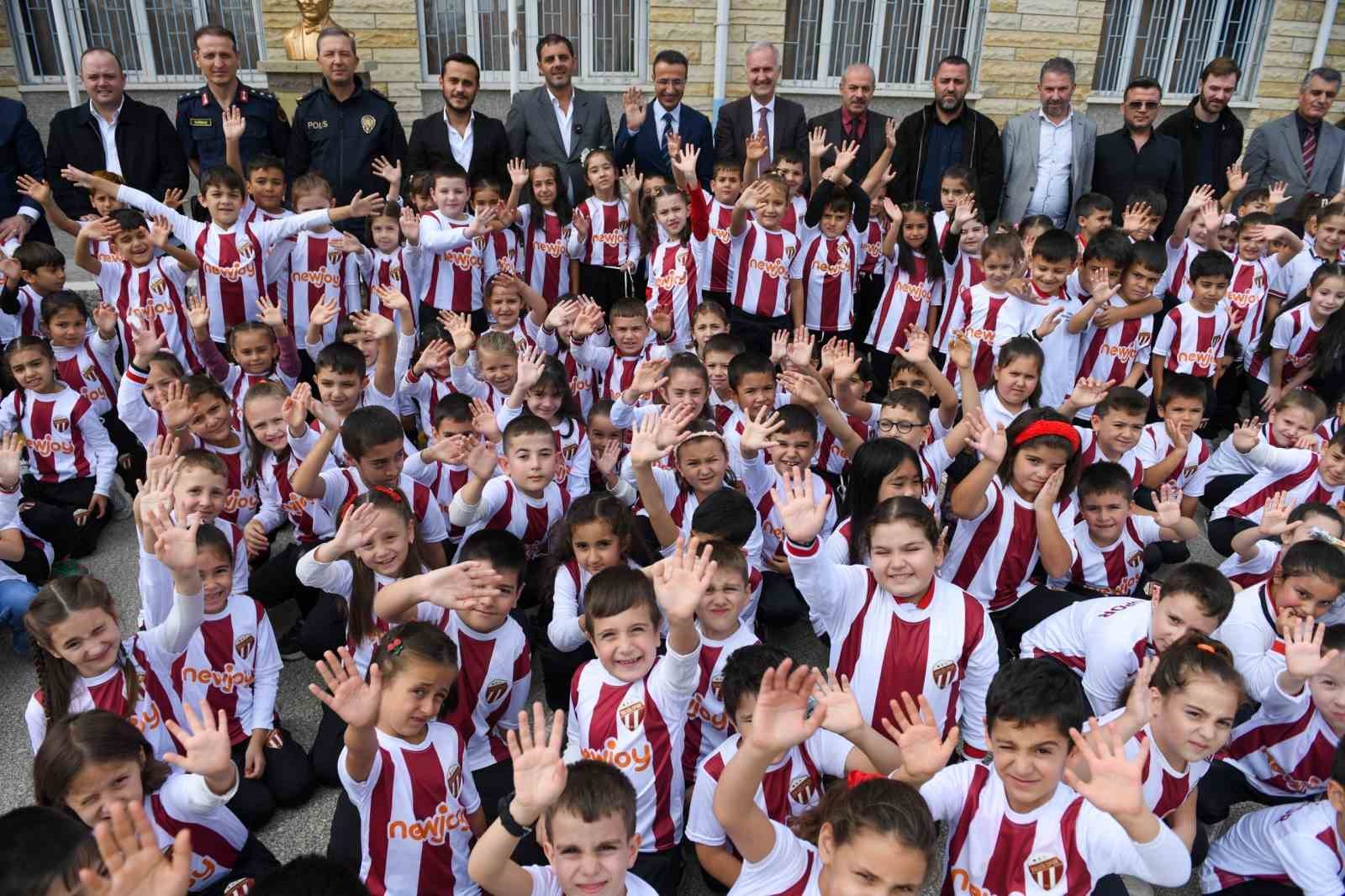 Yeniceköy’de 750 öğrenci İnegölspor formasına kavuştu