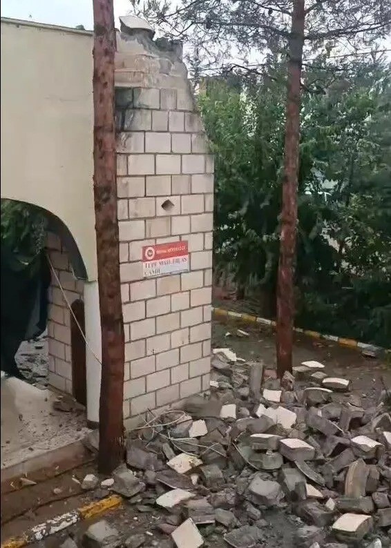 Fırtına da cami minaresi ve ağaç devrildi, çatı yıkıldı