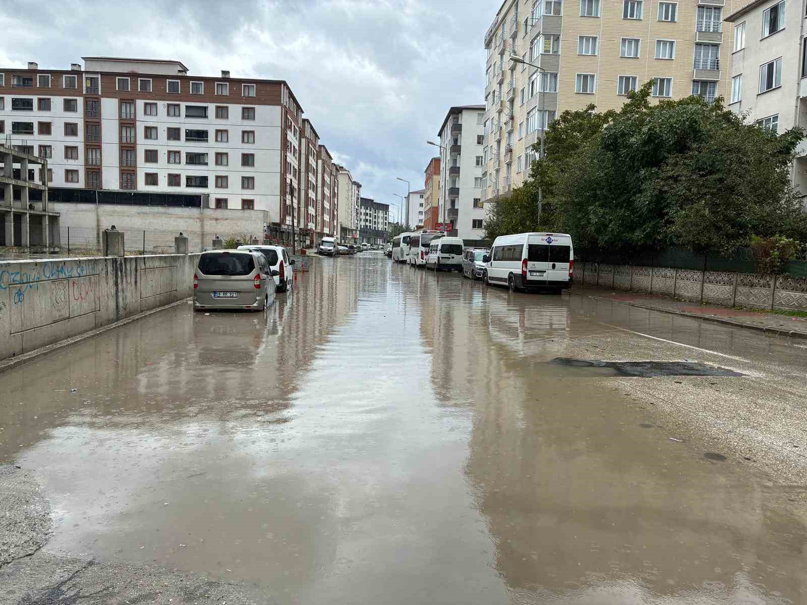 Yol göle döndü, sürücüler yön değiştirdi
