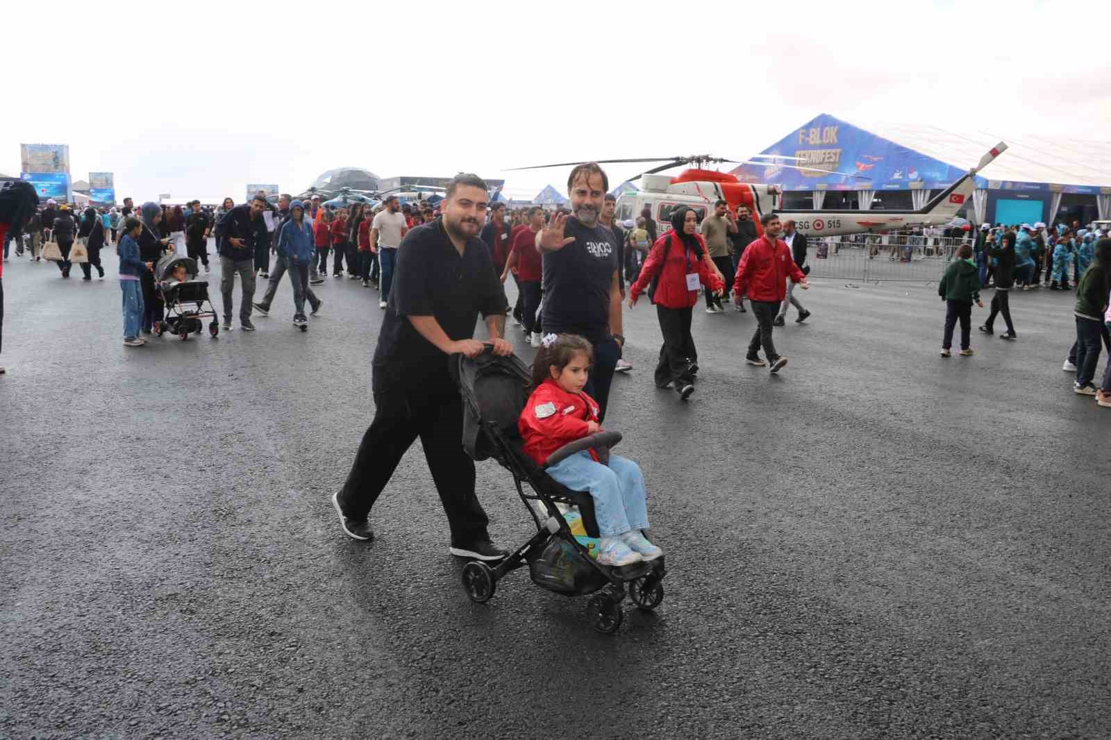 Vatandaşlar yağmura rağmen TEKNOFEST Güneydoğu’ya akın ediyor