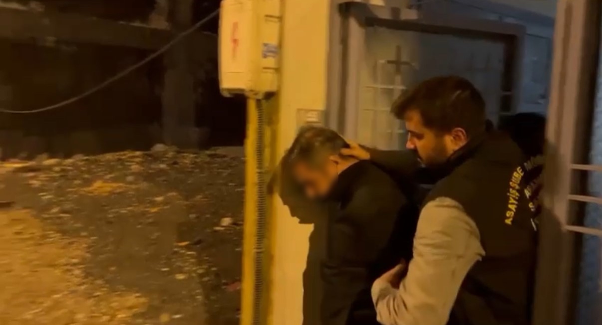 İşlediği suçlardan 15 yıl kesinleşmiş hapis cezası bulunan ve 9 yıldır aranan firari Bağcılar’da yakalandı