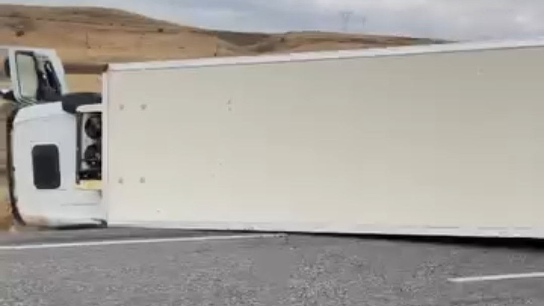 Van’da devrilen tırın sürücüsü yaralandı