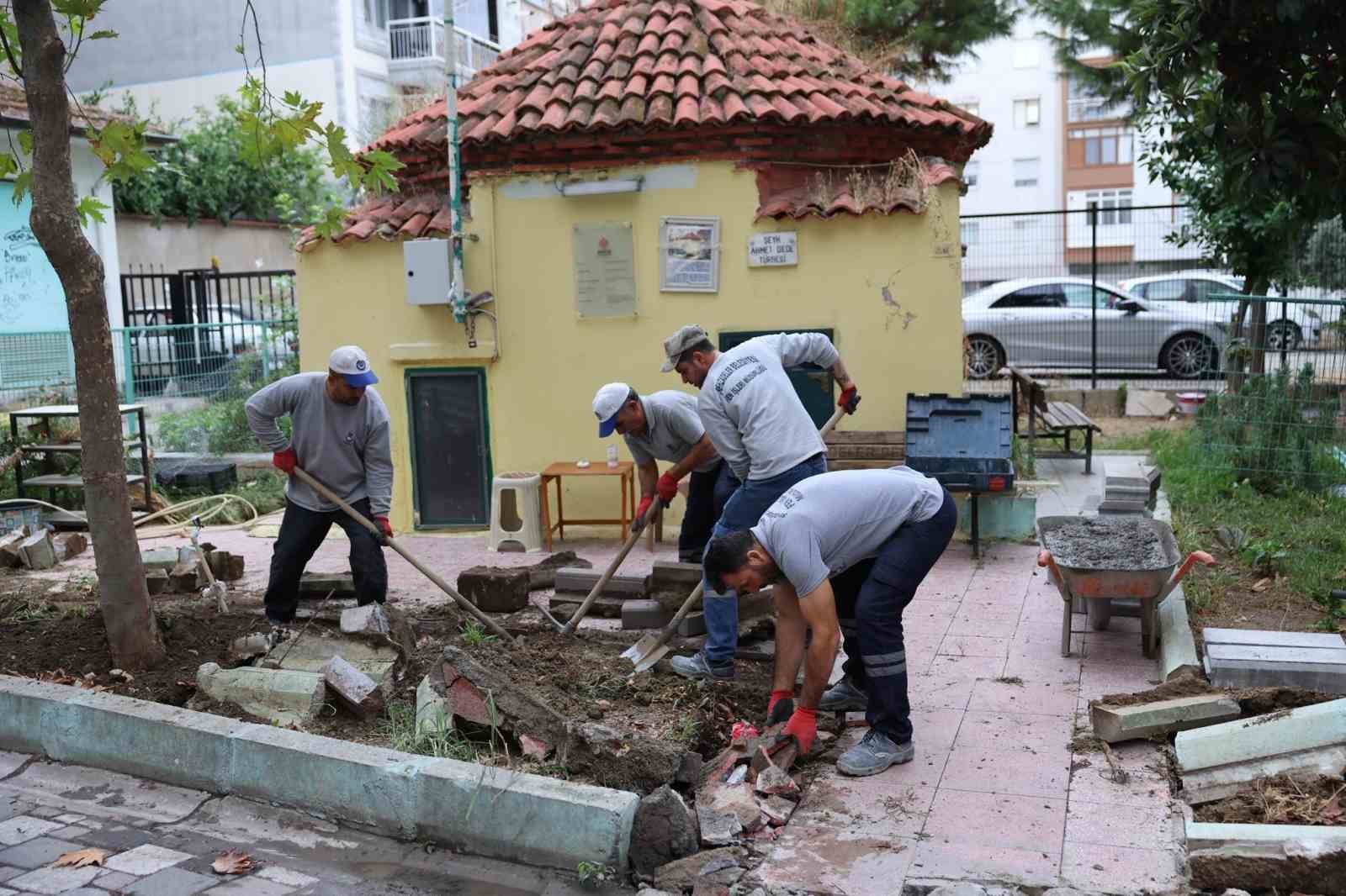 Şehzadeler’de tarihi yapının kaldırımları yenilendi