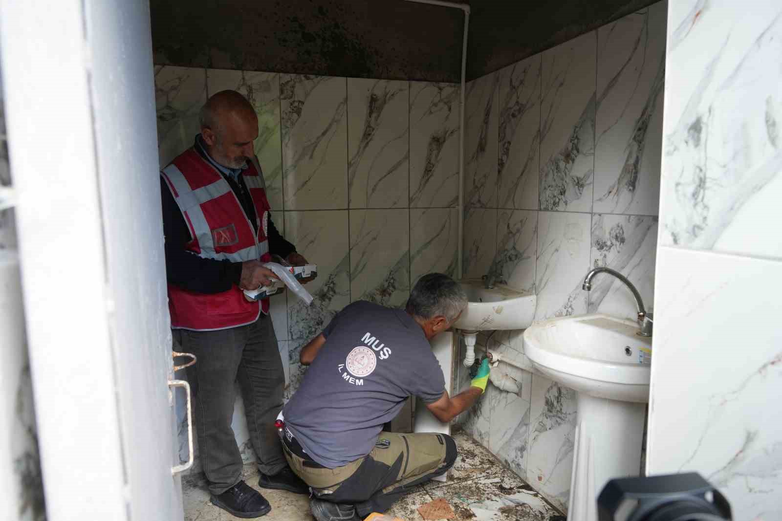 Muş’ta mobil ekipler köy okullarını kışa hazırlıyor