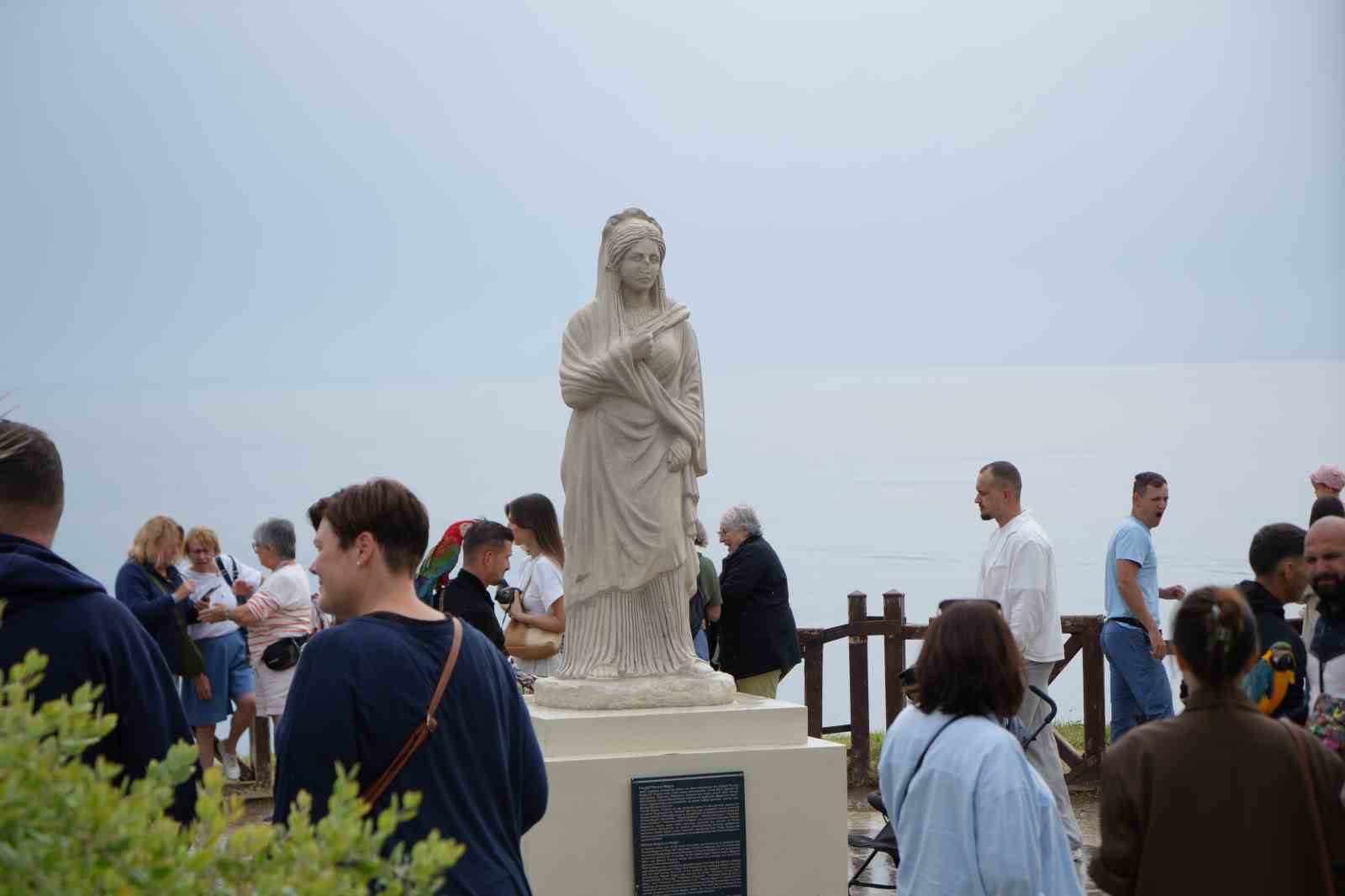 Antalya’da turistler yağmura şemsiye, şelaleye objektif açtılar