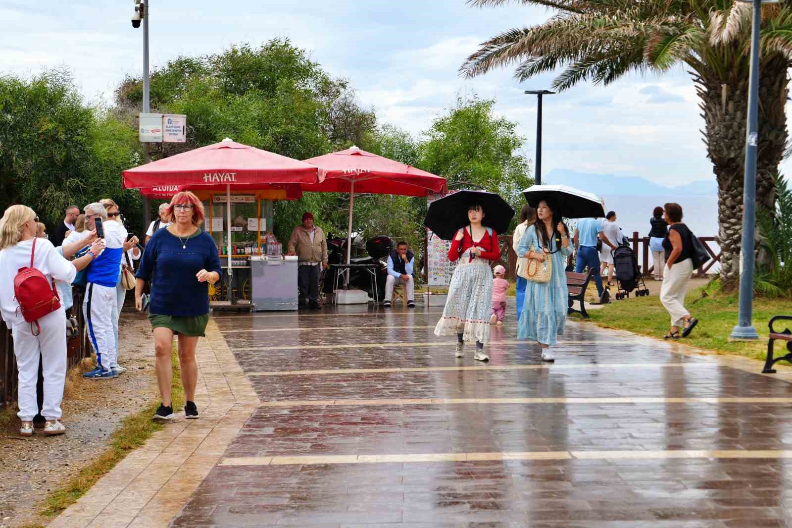 Antalya’da turistler yağmura şemsiye, şelaleye objektif açtılar