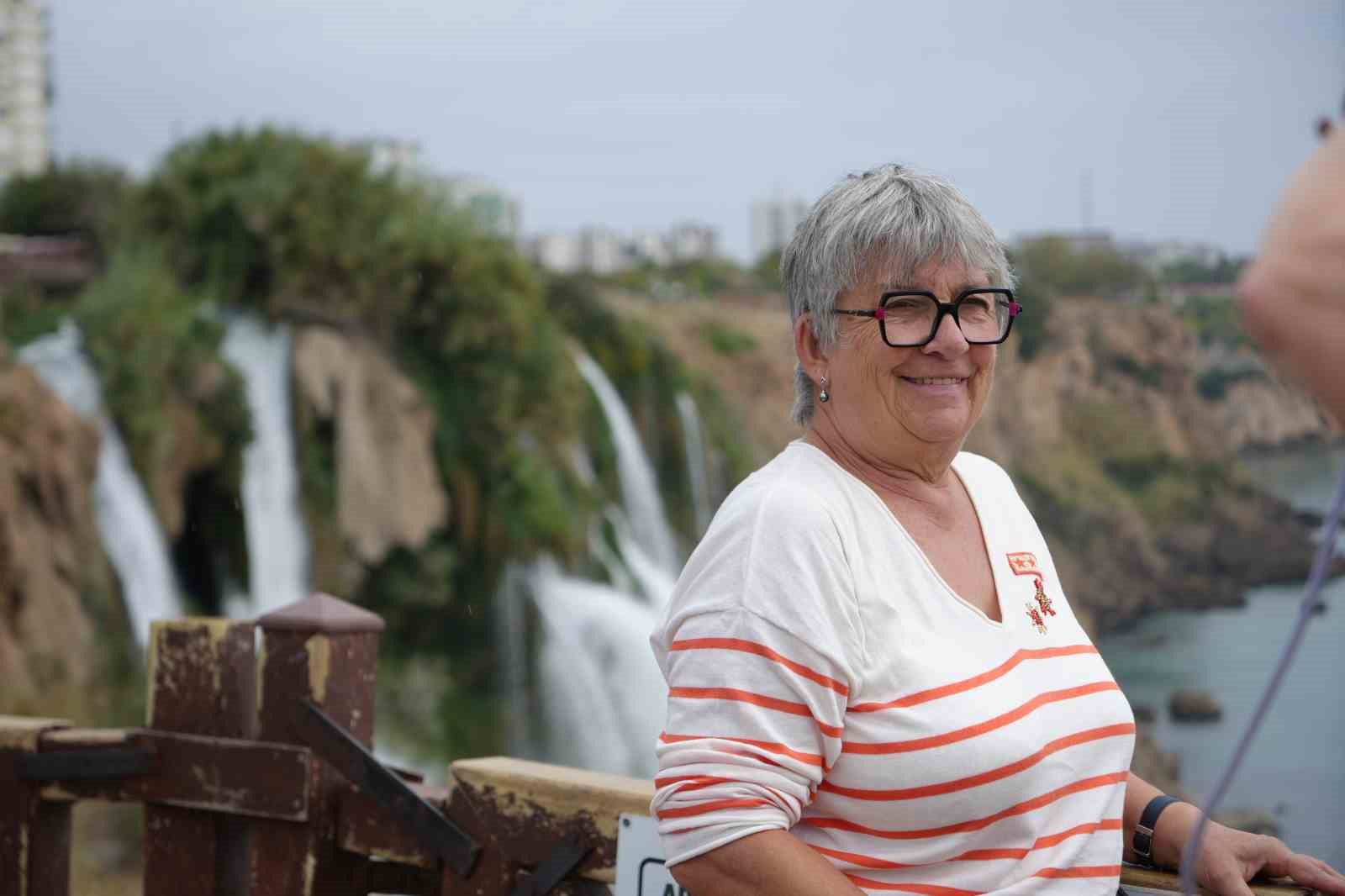 Antalya’da turistler yağmura şemsiye, şelaleye objektif açtılar