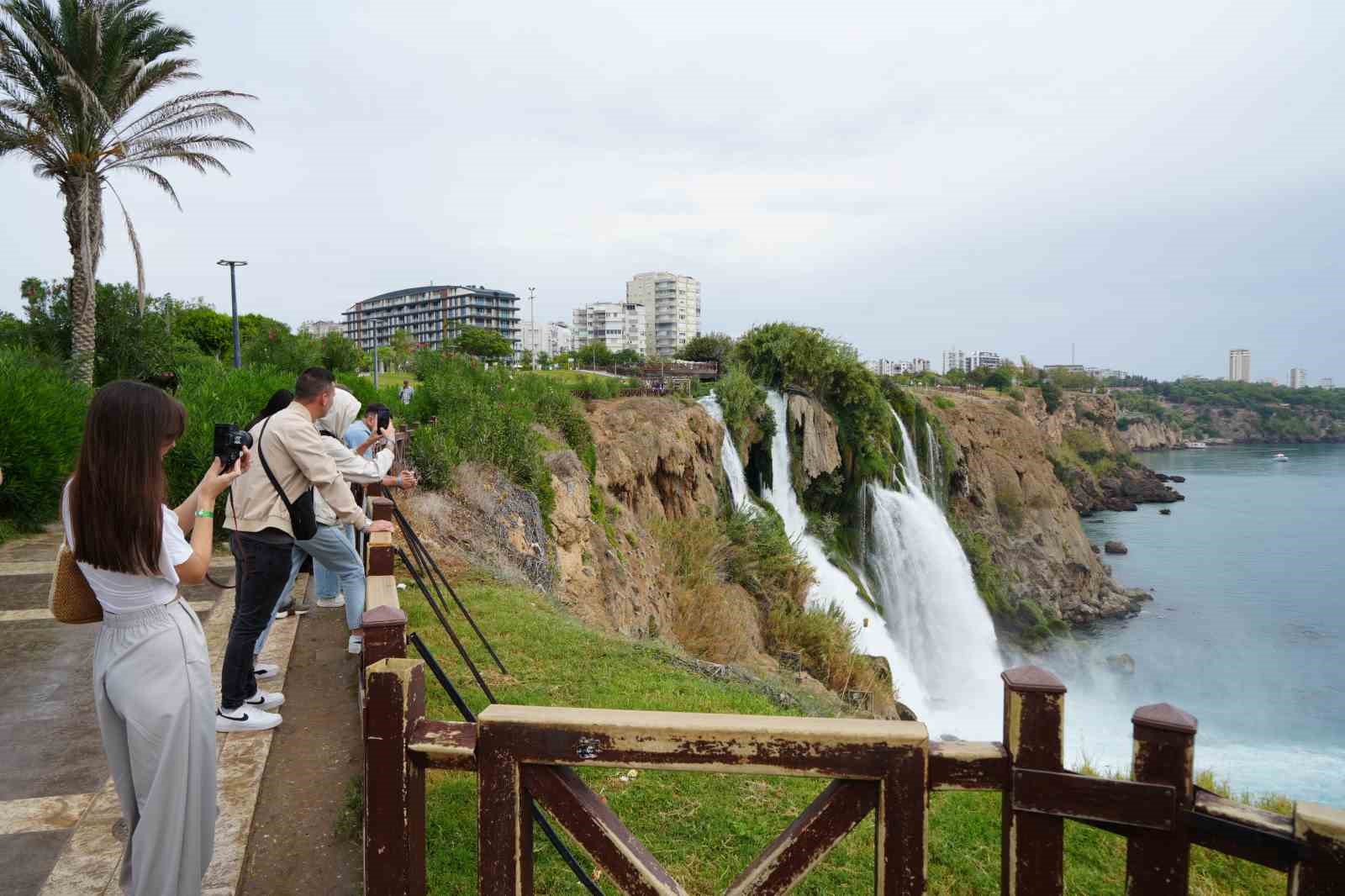 Antalya’da turistler yağmura şemsiye, şelaleye objektif açtılar