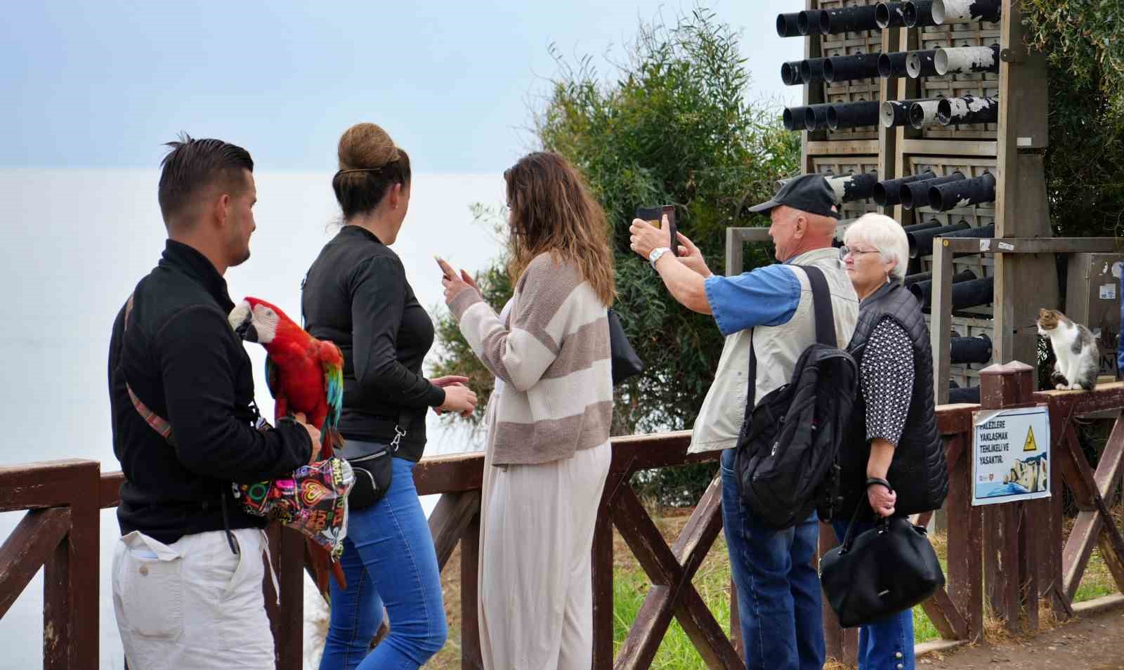 Antalya’da turistler yağmura şemsiye, şelaleye objektif açtılar
