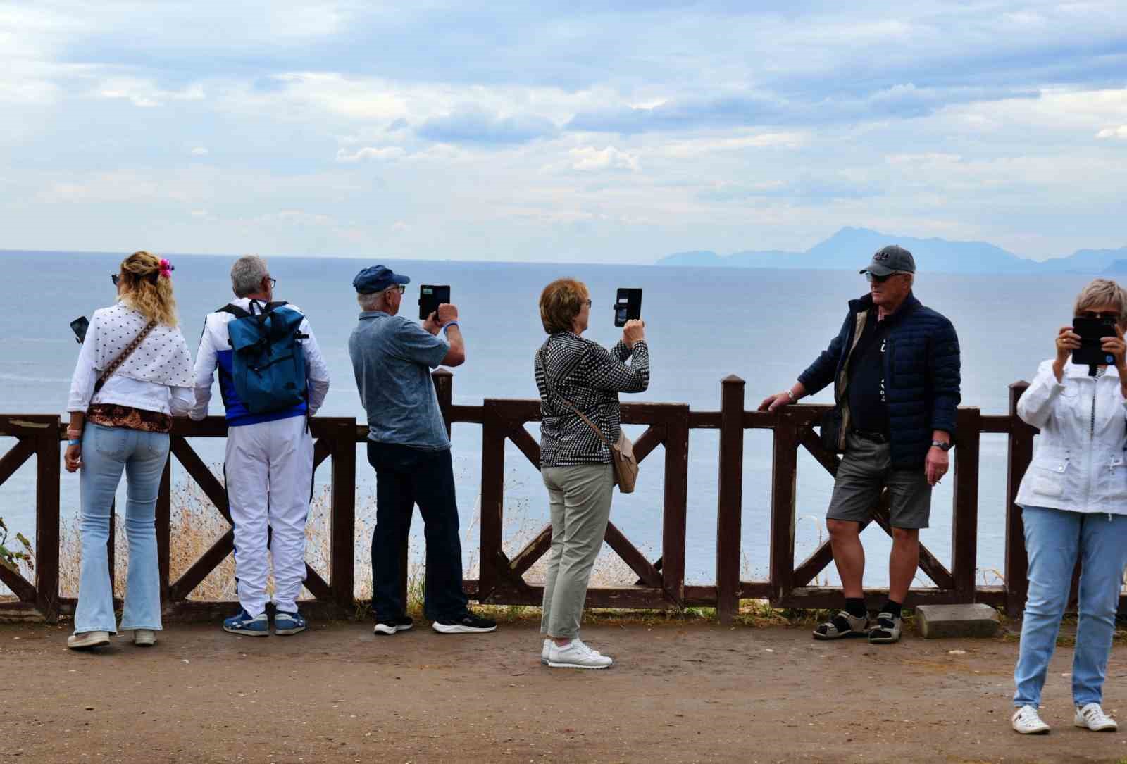 Antalya’da turistler yağmura şemsiye, şelaleye objektif açtılar