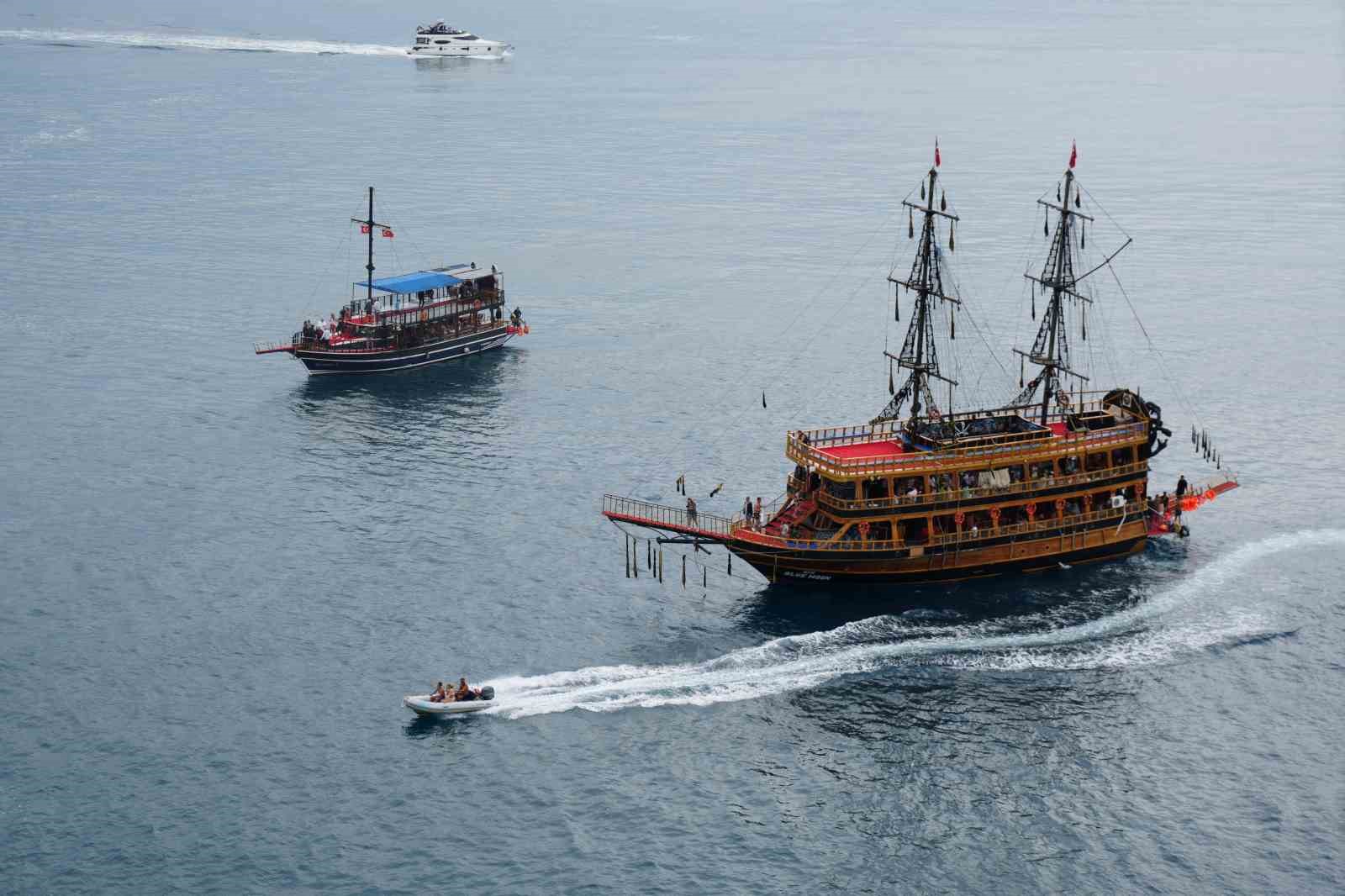 Antalya’da turistler yağmura şemsiye, şelaleye objektif açtılar