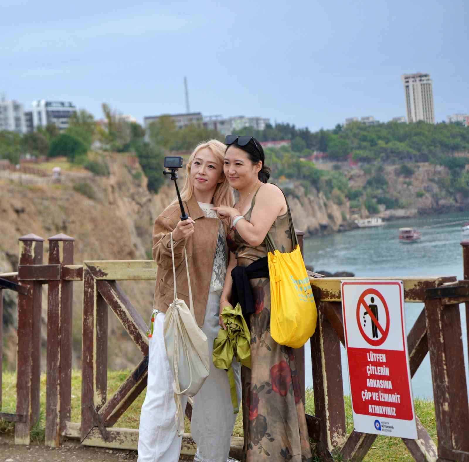 Antalya’da turistler yağmura şemsiye, şelaleye objektif açtılar