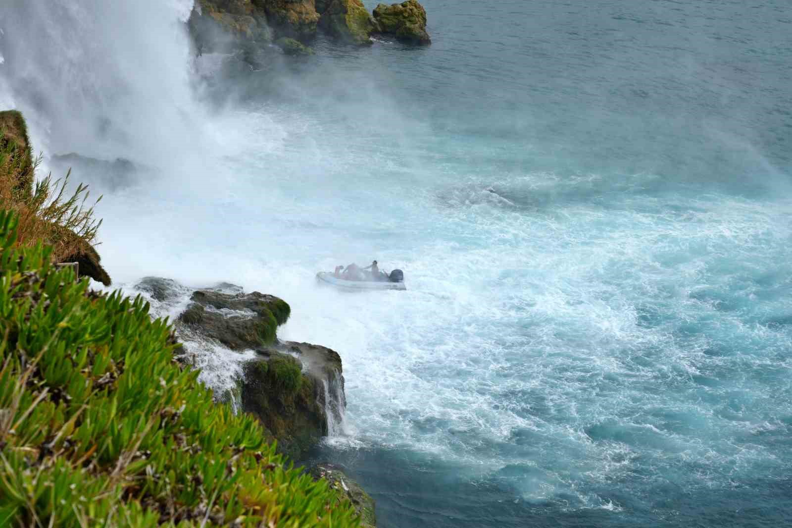Antalya’da turistler yağmura şemsiye, şelaleye objektif açtılar